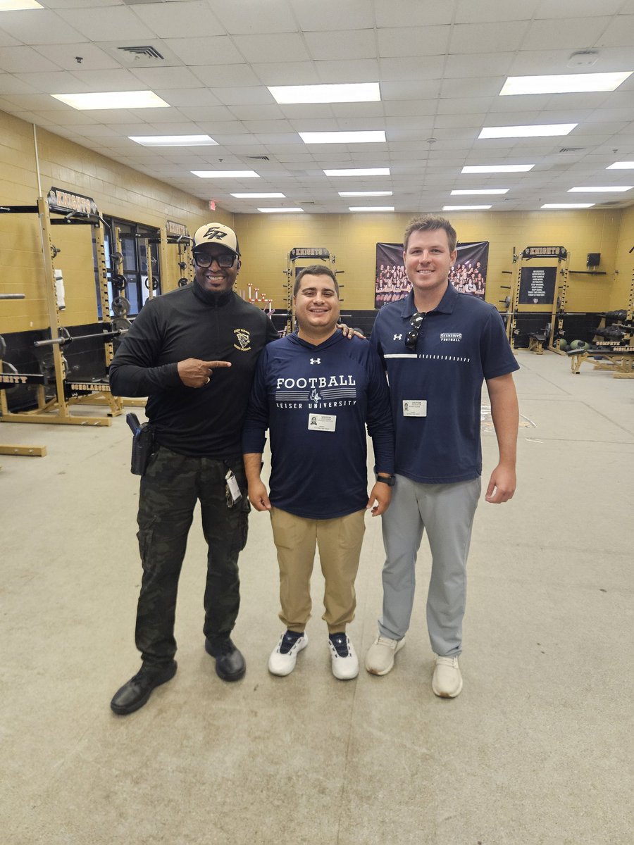 Diondraecampbe2's tweet photo. Huge shout-out to @_OrtizTorres and @KGueck7 for stopping by East Ridge High School and recruiting our players ⚔️ 🛡‼️
@donnieburchfiel @CoachFscott18 @ERHSFB @KeiserFootball https://t.co/rzVAUz6mlH