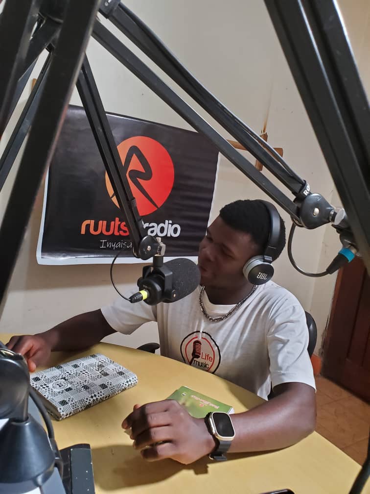 EastlinkInst's tweet image. Exciting News! 🚨
ETI is thrilled to announce its partnership with @RuutsaRadio! 📻 This collaboration aims to take our journalism students' practical skills to the next level! 💪
 #ETIRuutsaPartnership #Journalism #PracticalSkills #OnlineRadio