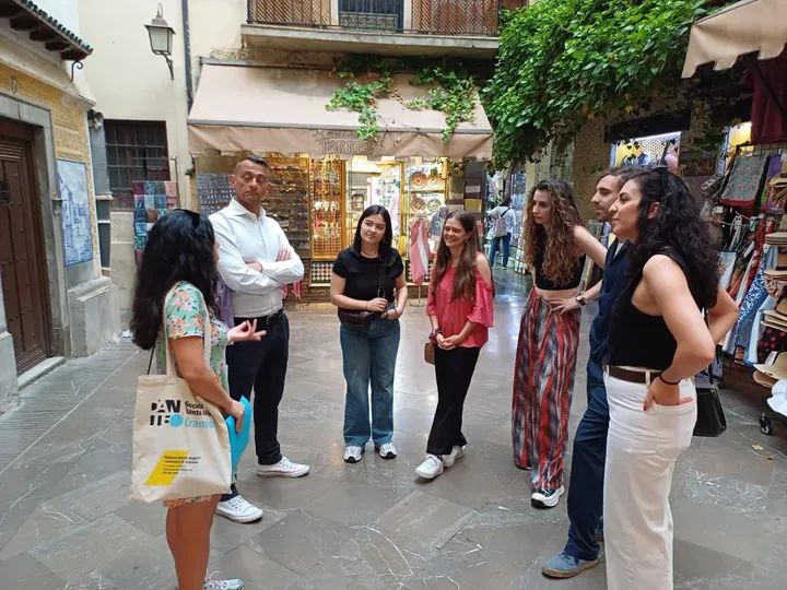 Nuestra estudiante Delfina desvelando a sus compañeros rincones escondidos de #Granada, durante un itinerario turístico que ha construido para la clase y que ha llevado a cabo brillantemente en ITALIANO. 

¡Enhorabuena, Delfina, eres una guía fantástica! 

🇮🇹 #EsTuDante