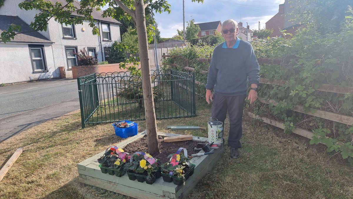 JohnCPhillips3's tweet photo. A community tidy-up in Penycae went extremely well.  Huge thank you to Karen, Alison, Richard, Keith, Rhun &amp; Chris. The plant boxes have been painted, flowers planted, weeds cut back, fence painted (a little more to do), grass cut and to be fair, it looks really nice. https://t.co/azrn1RwcGT