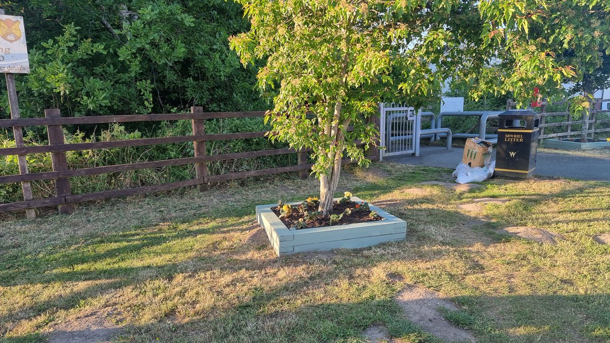 JohnCPhillips3's tweet photo. A community tidy-up in Penycae went extremely well.  Huge thank you to Karen, Alison, Richard, Keith, Rhun &amp; Chris. The plant boxes have been painted, flowers planted, weeds cut back, fence painted (a little more to do), grass cut and to be fair, it looks really nice. https://t.co/azrn1RwcGT