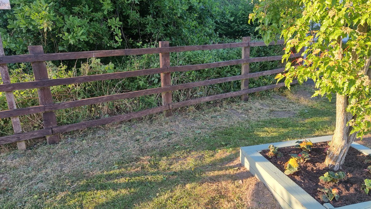 JohnCPhillips3's tweet photo. A community tidy-up in Penycae went extremely well.  Huge thank you to Karen, Alison, Richard, Keith, Rhun &amp; Chris. The plant boxes have been painted, flowers planted, weeds cut back, fence painted (a little more to do), grass cut and to be fair, it looks really nice. https://t.co/azrn1RwcGT