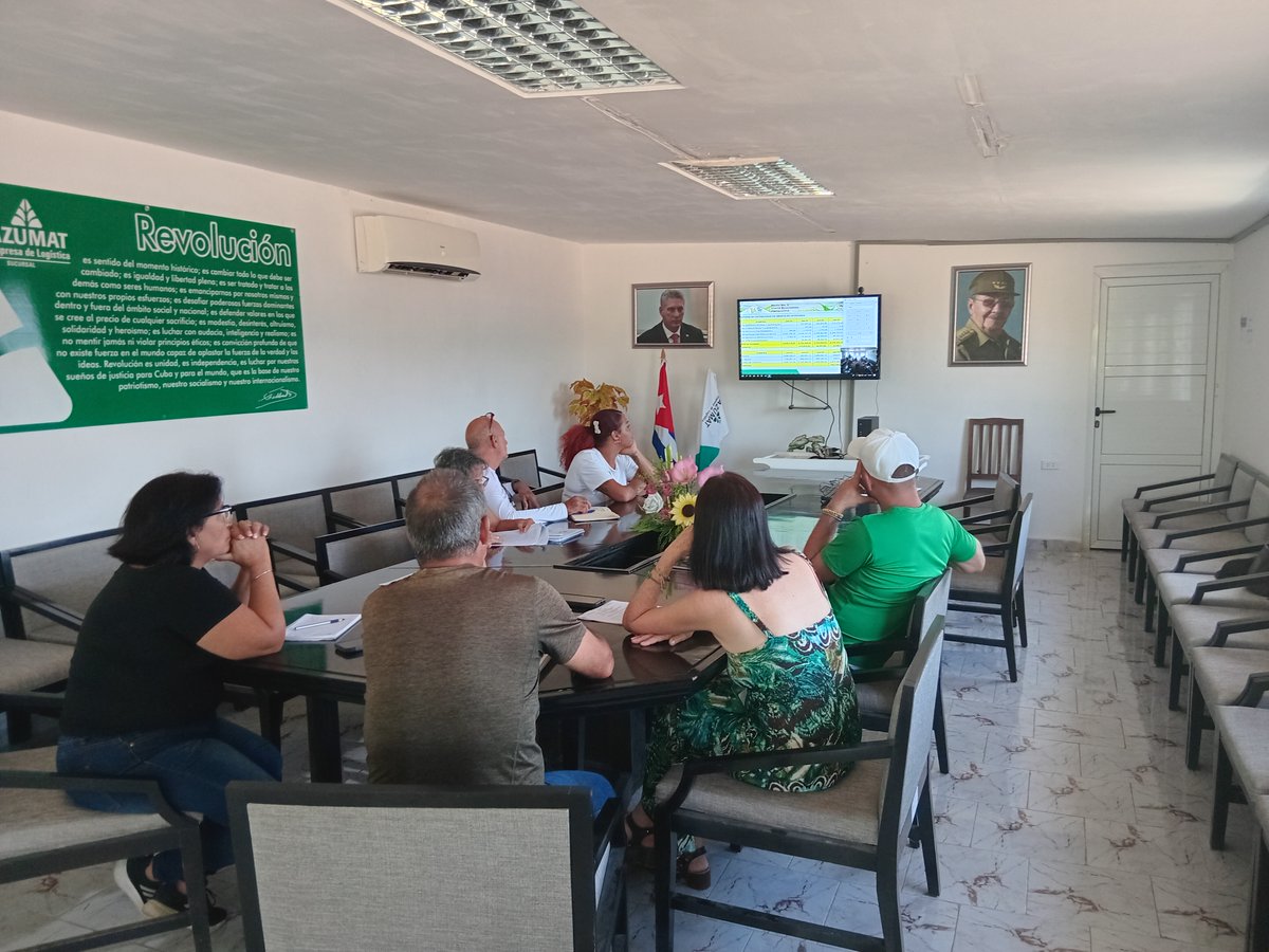 AzumatSucuMY000's tweet photo. Nuestra  Empresa en Consejo de Dirección Ampliado por videoconferencia.  Debatiendo los logros, debilidades y nuevas ideas para el futuro. #AzumatVaPorMas #Azucareros https://t.co/b2txPkOuEs