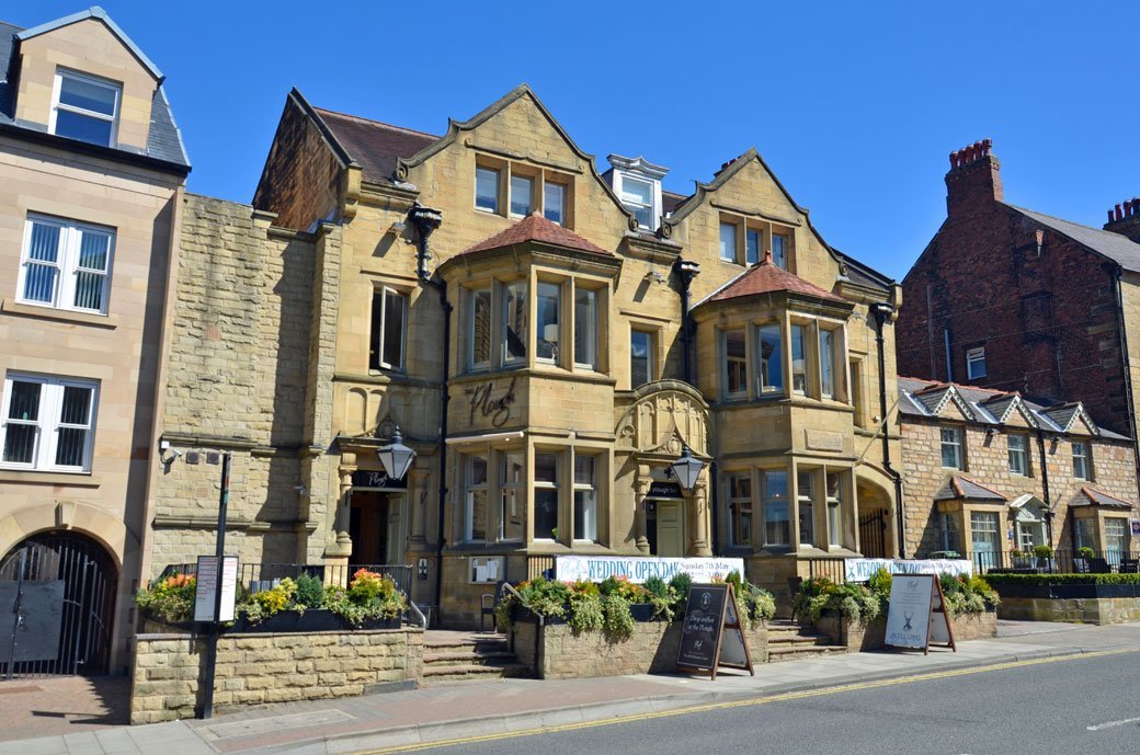 TyneSnapper's tweet image. #Northumberland #Alnwick The Plough Hotel Bondgate Without Alnwick dates from 1895 when it was a coaching inn. It had previously been The Plough Tavern.
Photographed on this day 23rd May 2017.