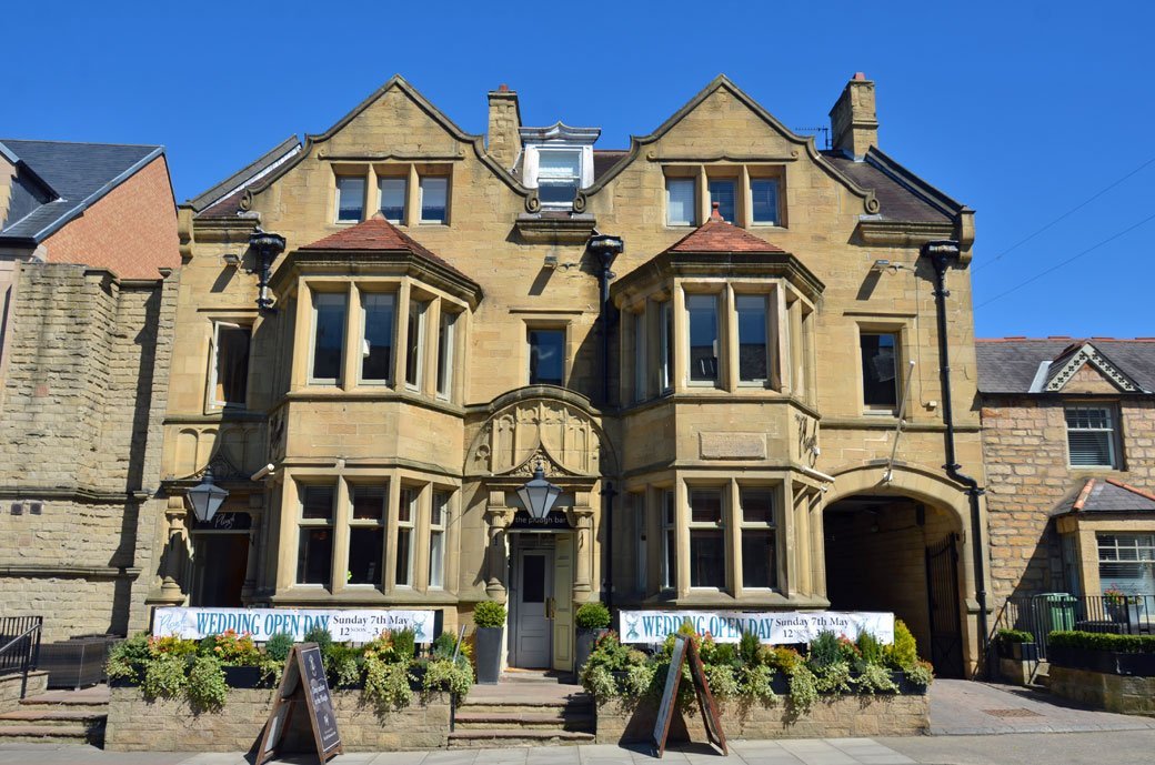 TyneSnapper's tweet image. #Northumberland #Alnwick The Plough Hotel Bondgate Without Alnwick dates from 1895 when it was a coaching inn. It had previously been The Plough Tavern.
Photographed on this day 23rd May 2017.