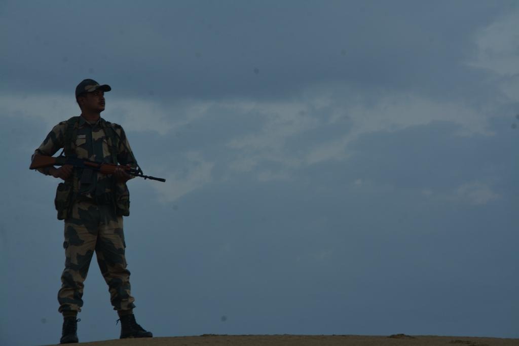 FrontLWarriors's tweet photo. लोग सोते हैं अपने हिस्से की पूरी नींद।
सैनिक जागता है हमारे हिस्से की पूरी रात।। 
#FrontLineWarriors https://t.co/omEXDWiAy5