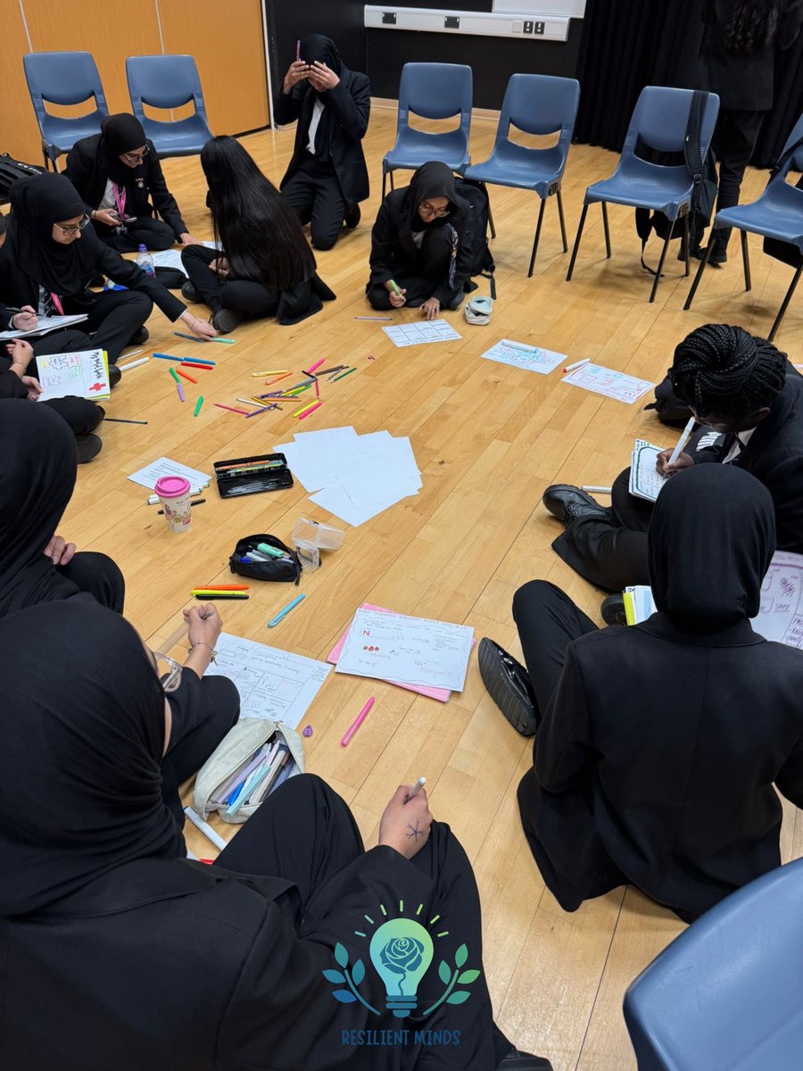 ChilternTSH's tweet photo. This week, our student advisory group at @Challney_Girls worked on creating a “mental health first aid box”, exploring themes around protective factors🙌 https://t.co/9AHMcamjAW