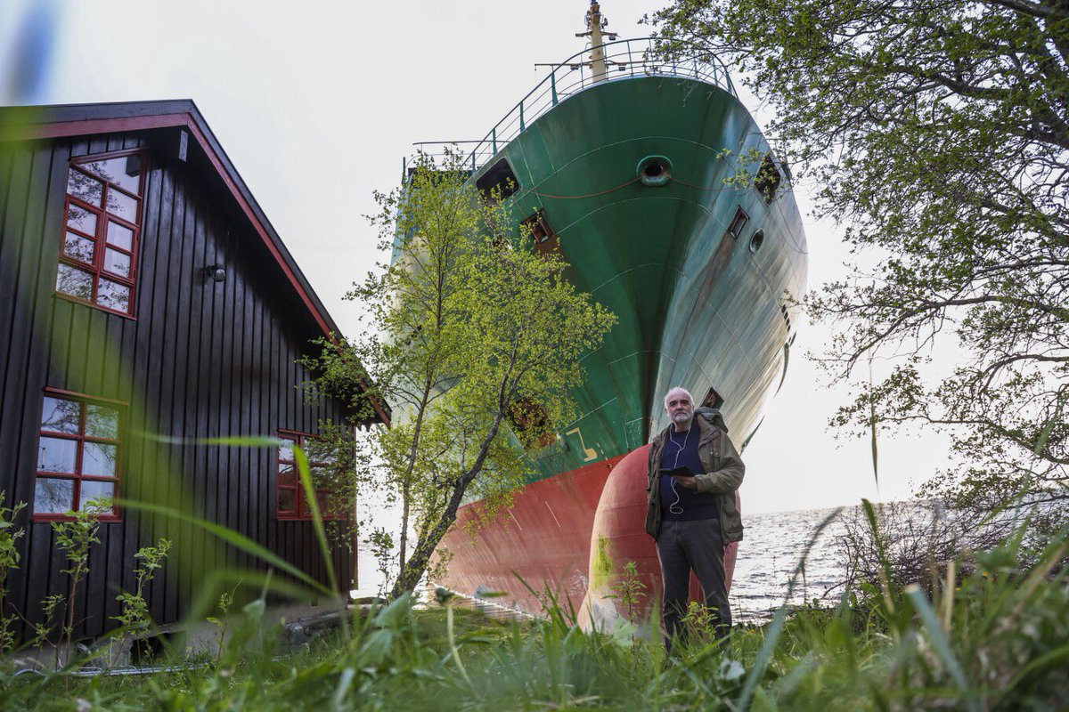 apseanmurphy's tweet image. A Norwegian man awoke to find a grounded cargo ship had narrowly missed his home apnews.com/article/norway…