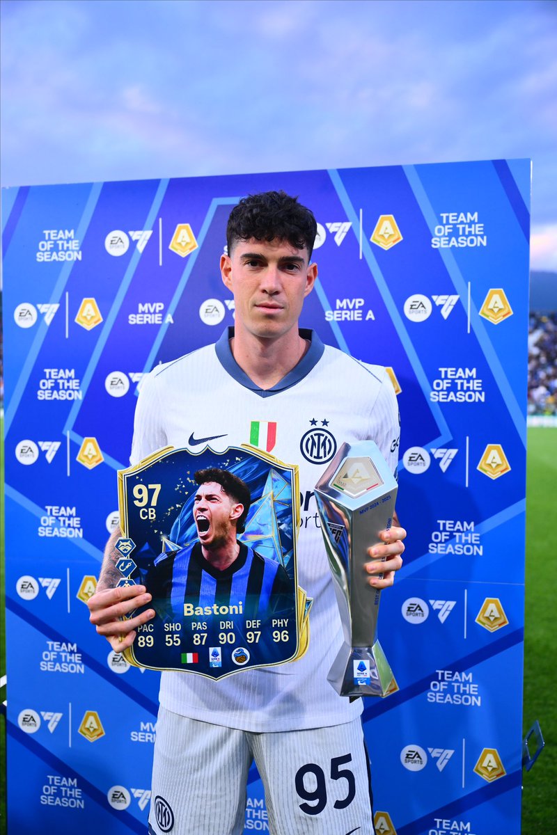 Inter's tweet photo. 𝘔𝘪𝘨𝘭𝘪𝘰𝘳 𝘥𝘪𝘧𝘦𝘯𝘴𝘰𝘳𝘦 𝘥𝘦𝘭𝘭𝘢 𝘴𝘵𝘢𝘨𝘪𝘰𝘯𝘦 𝟤𝟢𝟤𝟦/𝟤𝟧 😎
𝗔𝗟𝗘𝗦𝗦𝗔𝗡𝗗𝗥𝗢 𝗕𝗔𝗦𝗧𝗢𝗡𝗜 🖤💙

#ForzaInter #ComoInter https://t.co/iwHuRol7Kb