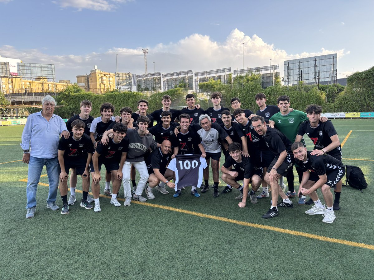 👕 <a href="/juancabello2001/">Juan Cabello Romero</a> recibió por parte del presidente, Manuel Díaz, la camiseta conmemorativa por sus cien partidos en el primer equipo de nuestro club. 

🔝 ¡A POR MUCHOS MÁS, CAPITÁN!