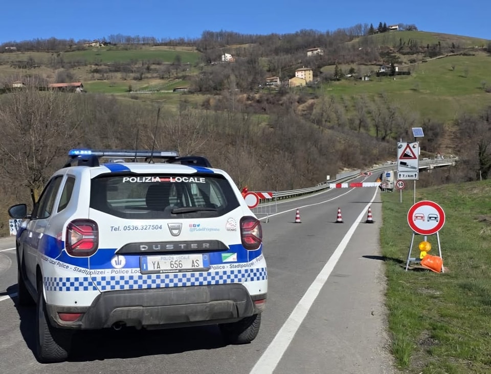 PLdelFrignano's tweet photo. #PLinforma #Pavullo #Serramazzoni #viabilità domani #24maggio2025 dalle ore 08.30 alle ore 14.30 sarà chiusa al transito veicolare la #SS12 #ViaEstense altezza #PonteRioTorto per consentire l'esecuzione delle prove di carico per riaprire il traffico a doppio senso di circolazione https://t.co/7YFaKOG859