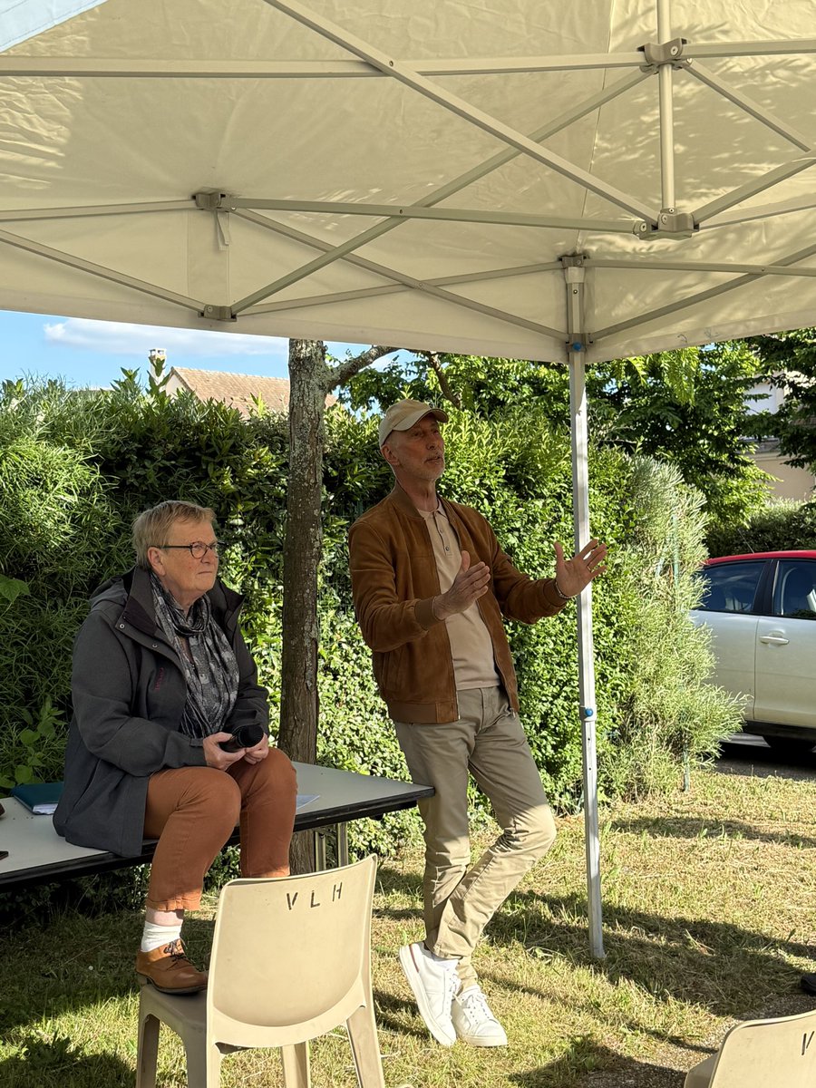 JRHugonet's tweet photo. Une belle journée s’achève avec une nouvelle réunion de quartier.
Ce soir, direction Rue Michel Berger 🎹🎹🎹🎹où je rejoins mes collègues de l’équipe municipale. 

#senateurdeterrain 
#elulocal https://t.co/jP5JMp5YBV