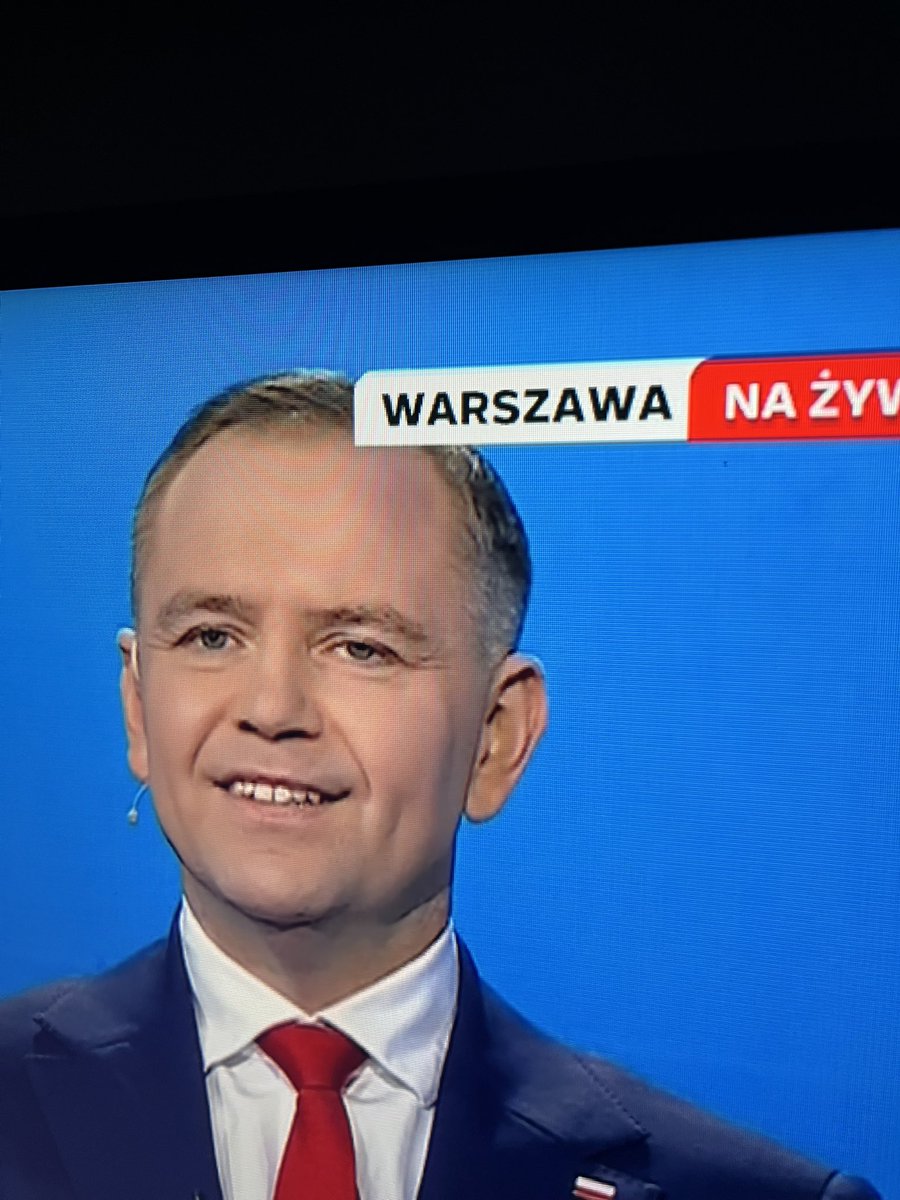 pureseduction55's tweet photo. japierdole czemu nawrocki sie usmiecha jak debil i ma otwarta gębe 24/7? nie zdziwie sie jesli ma wade zgryzu od tego 😂 #debatatvp https://t.co/Xdk2YdMgD8