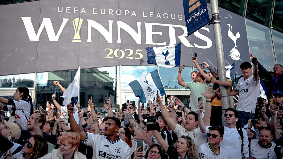premierleague's tweet photo. 🤍 @SpursOfficial showing off their silverware 🏆

Just look at the support they received as they paraded the Europa League trophy! https://t.co/Mb5ehhUWLi