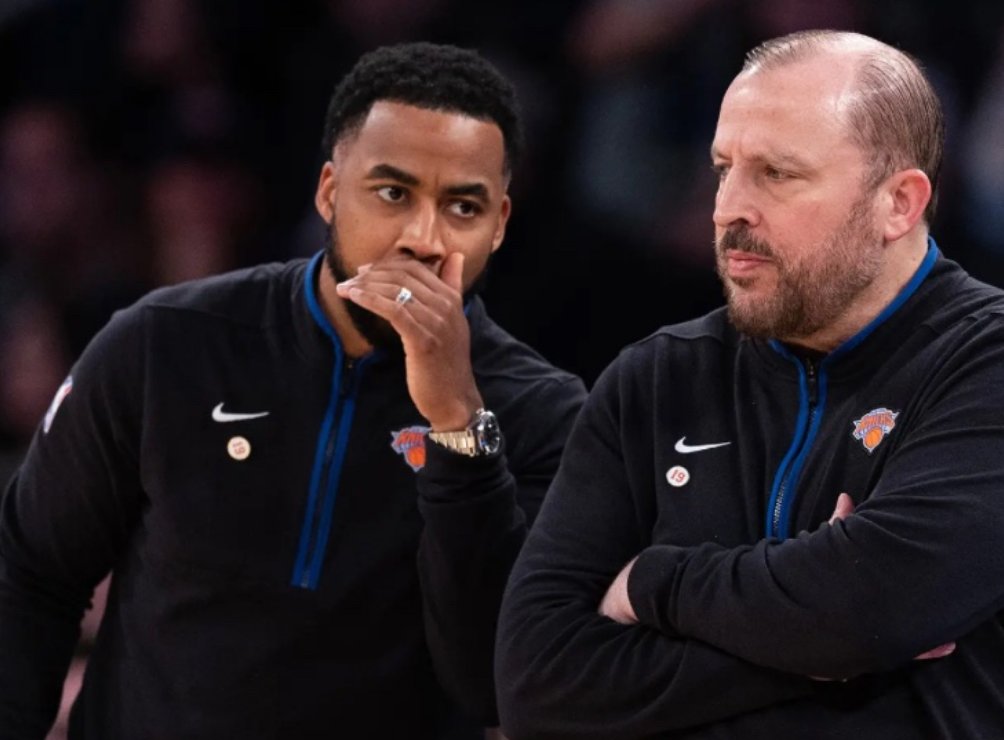 ThePhoenixSuns2's tweet image. #NBA Rumors: Cleveland #Cavs' #JohnnieBryant, #MiamiHeat's #ChrisQuinn fan-favorites to land Phoenix #Suns next head coaching job?
#SunsX #Hoops #SunsFans #NBAX #Sports