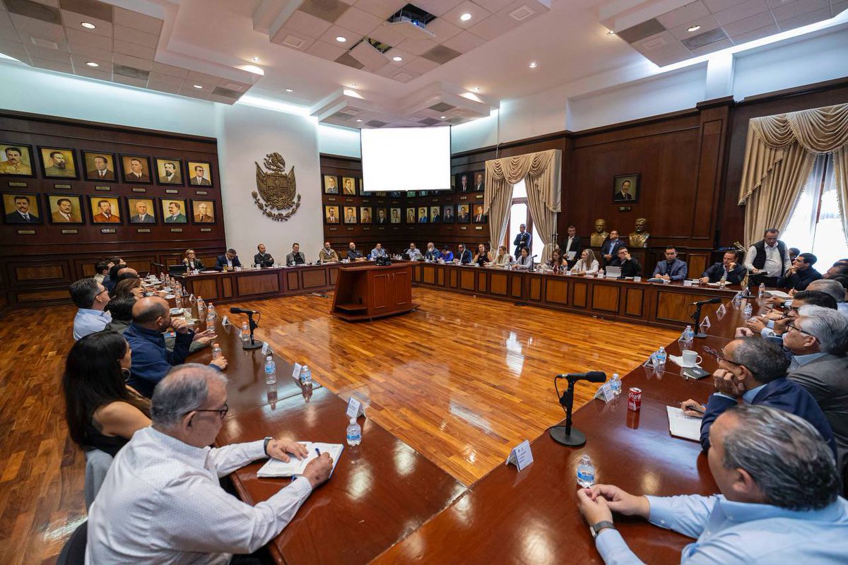 Gobierno del Estado de Querétaro (@gobqro) on Twitter photo Este día el Gobernador <a href="/makugo/">Mauricio Kuri</a> sostuvo una reunión de trabajo con el gabinete legal y ampliado en el salón Gobernadores de Palacio de Gobierno, revisando resultados y avances en la estrategia para seguir elevando a #Querétaro ¡al siguiente nivel! Este día el Gobernador <a href="/makugo/">Mauricio Kuri</a> sostuvo una reunión de trabajo con el gabinete legal y ampliado en el salón Gobernadores de Palacio de Gobierno, revisando resultados y avances en la estrategia para seguir elevando a #Querétaro ¡al siguiente nivel!