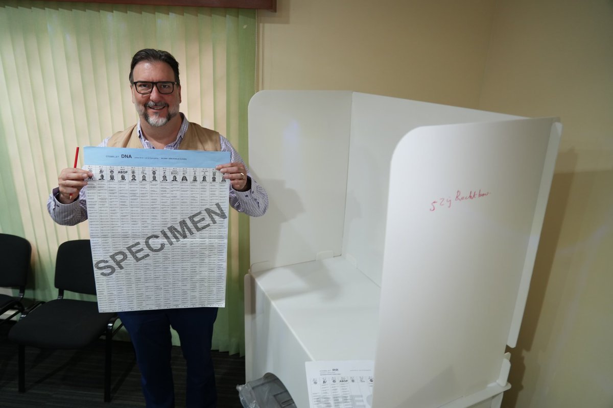 gerardodeicaza's tweet photo. La boleta electoral que se usará el domingo 25 de mayo en Suriname 🇸🇷. Se marca una sola opción con lápiz rojo 🖍️ https://t.co/7pXMJWhgv4