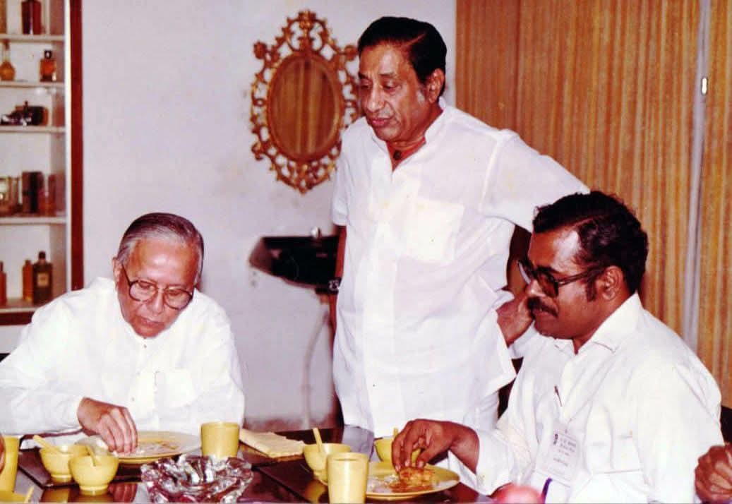 Old is Gold ❤️❤️❤️

தோழர் ஜோதிபாசு மேற்கு வங்க முதல்வர்.
நடிகர் திலகம் சிவாஜி கணேசன்.
தோழர் வரதராஜன்.