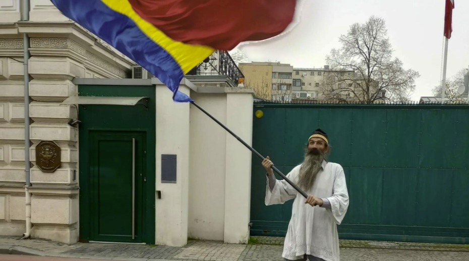 TodaySuveranist's tweet photo. De vreo două săptămâni am fost avertizați că sistemul represiv își va arăta colții și mai tare, mai ales dacă Nicușor Dan ajunge la butoane. Nici eu nu am crezut că se va întâmpla atât de repede...  Cunoscut ca „Ștegarul dac”, iar în viața reală ca Cezar Avrămuță, acesta a fost arestat astăzi pentru 30 de zile, chiar în timpul unui live pe TikTok, din propria locuință. Ziua de 23 mai 2025 trebuie notată bine: Încep Arestările Politice. REZISTENȚA ANTINEOMARXISTĂ și ANTIGLOBALISTĂ este aruncată în închisoare!  Vor urma un nou Fenomen Pitești și alte forme de represiune care ar fi trebuit să dispară odată cu 1989. Se pare că vechii „pui de securiști”, ajunși acum la putere, aplică aceleași strategii vechi.  Ironic sau nu, Cezar Avrămuță declarase că vrea să candideze la Primăria Capitalei. Nu îmi făceam mari speranțe, dar nu pot să nu-mi pun întrebări.  Cezar Avrămuță a fost mereu un tip mai excentric. În 1989 a încercat de două ori să fugă din țară și a fost prins de fiecare dată. În armată obișnuia să fugă, dar revenea cu gogoși — la propriu. Comandantul nu înțelegea de ce Avrămuță refuza să se supună ordinelor. Mai târziu, el a spus că urăște ideea de armată și război. La Facultatea de Matematică și-a descoperit o latură spirituală pe care unii o consideră excentrică.  Și totuși, ce rău a făcut? Pe cine a încurcat?  În România „europeană” a anului 2025, cei care se opun regimului dictatorial ajung după gratii. Nu demult a fost arestat și acel trader crypto, cunoscut ca BogPr, doar pentru că l-a susținut sincer pe Călin Georgescu. Cred cu tărie că urmează și Simion, și Georgescu. De altfel, noul ministru al Justiției a dat deja indicații să se „rezolve” cazul Georgescu — un abuz de putere clar. Ministrul Justiției, ca oricine altcineva, nu are voie să intervină în actul de justiție.  Ștegarul nu a furat din buget, nu a dat sau luat mită, nu a trădat țara. În schimb, e „vinovat” că își iubește țara — iar asta e o blasfemie politică pentru cei de la putere.  Urmează vremuri grele, o știu de la bunicul meu, fost deținut politic. Unii vor muri „accidental”, alții vor fi forțați să-și accepte viața mediocră și să nu mai protesteze. Alții vor îndura bătăi și alte umilințe.  Nu așa se menține un regim totalitar la putere?  Într-o zi o să scriu și despre falsificarea alegerilor din 1946. Suntem din nou acolo de unde am plecat.