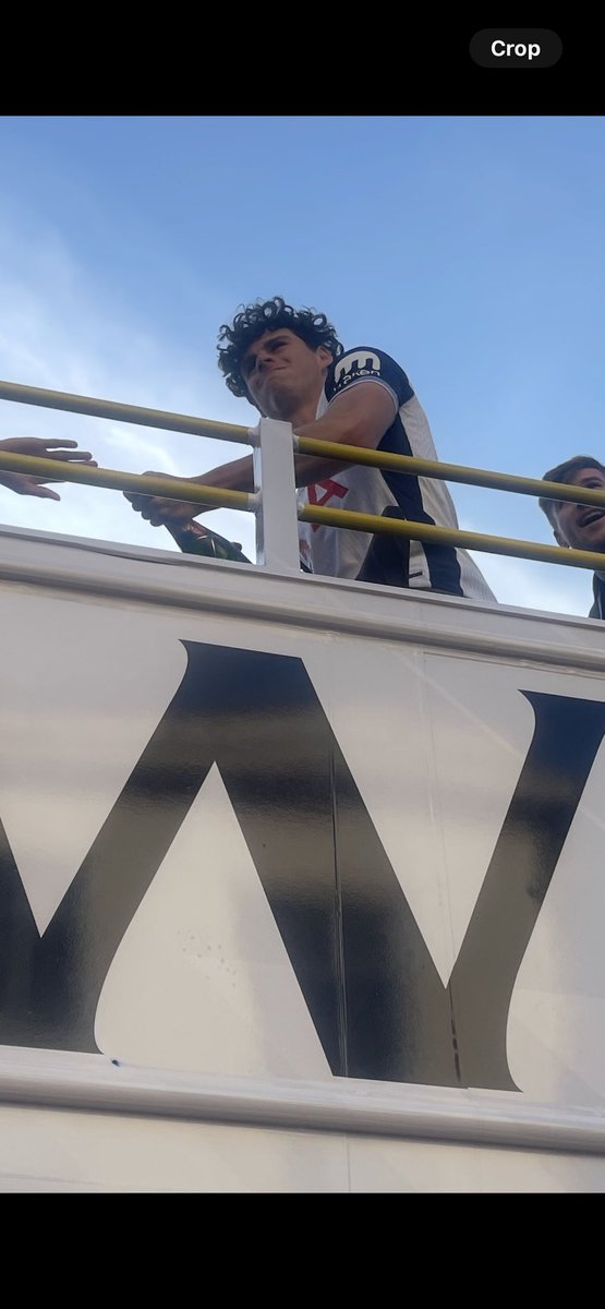 When Archie Gray sprays you with champagne 🍾🍾🍾 what a day! Can we do it again next week <a href="/SpursOfficial/">Tottenham Hotspur</a> #COYS
