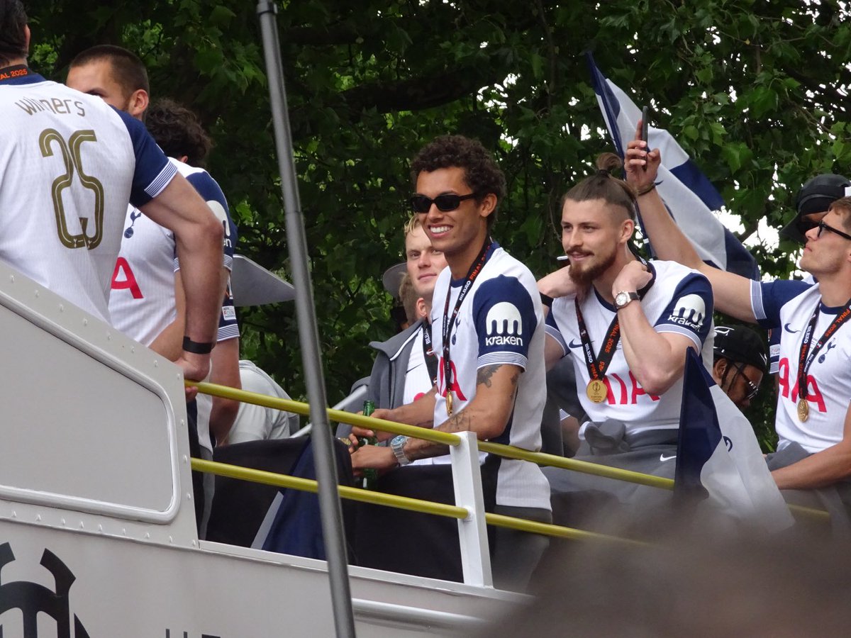 Victory Parade <a href="/SpursOfficial/">Tottenham Hotspur</a> #EuropaLeague #COYS