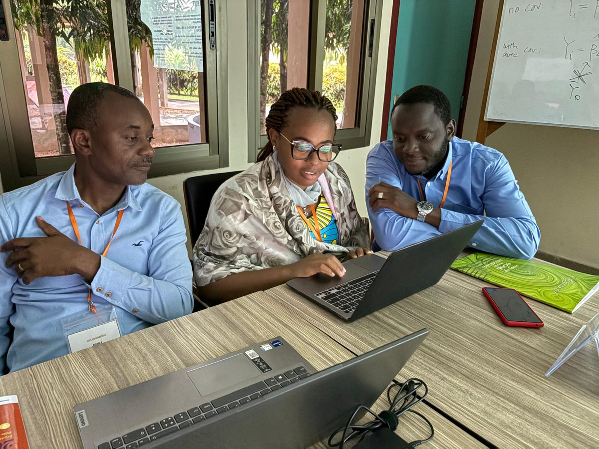 EGAPTweets's tweet photo. C’est notre dernier jour des #LearningDays à Abidjan ! La semaine a été bien remplie : les participants ont conçu des expériences, les ont testées entre eux, analysé les données recueillies et rédigé des rapports sur leurs résultats. https://t.co/0fkWTn08Mk