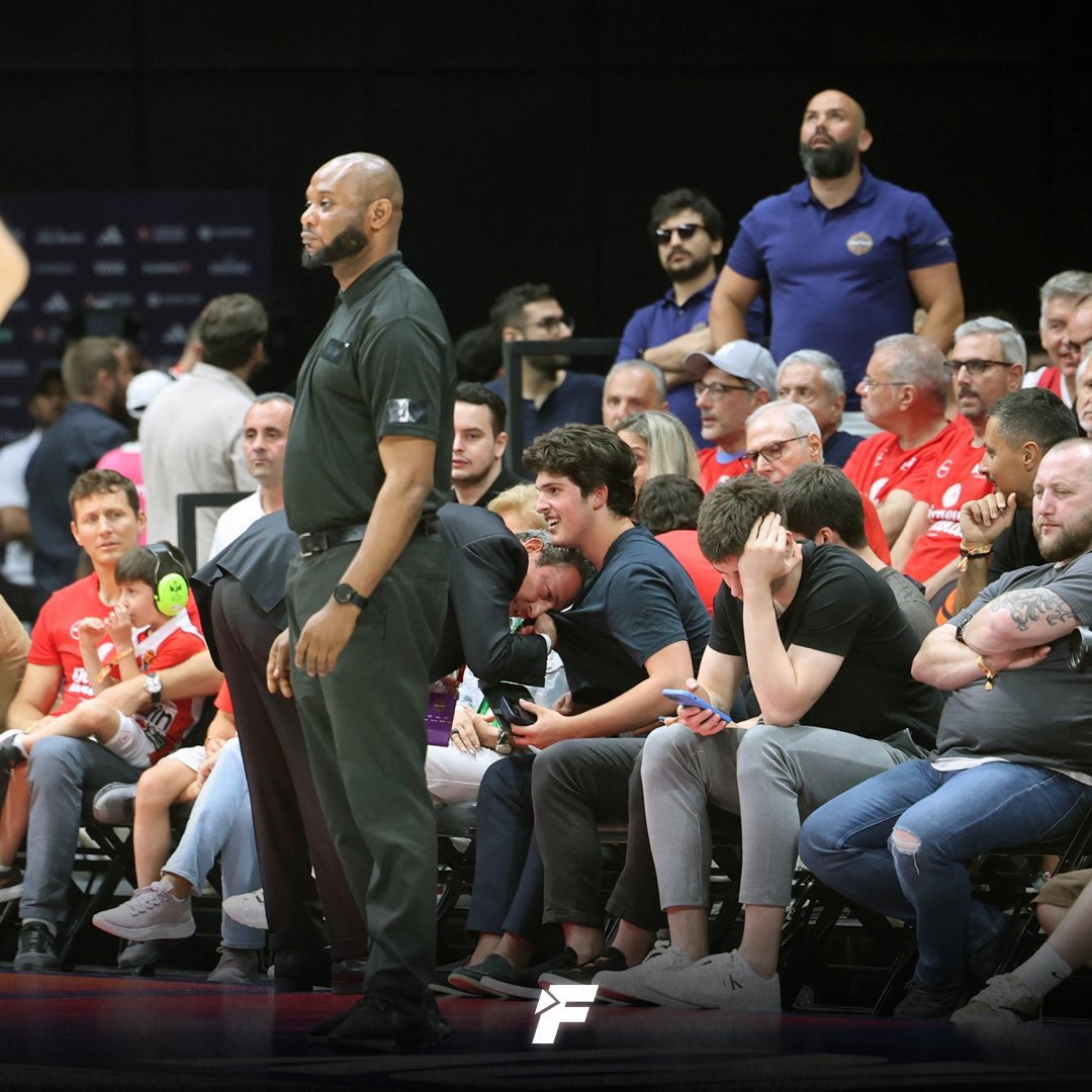 Finale kalan bir basketbol takımı, gözyaşlarını tutamayan bir başkan…
Fenerbahçe’ye sadece başkanlık etmiyor, kalbini koyuyor.
İyi ki varsın Ali Koç. Bu camia seninle gurur duyuyor.