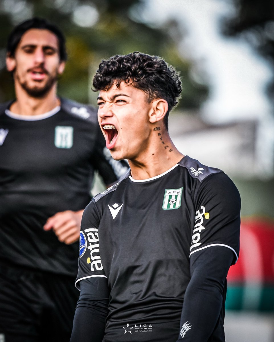 Gol de Thiago Espinosa para el 1-0 de Racing ante Boston River. Con 20 años de edad y un año en Primera, recontra consolidado como el mejor lateral izquierdo del fútbol uruguayo.

Le queda poco en Racing. Tiene todo para dar un salto grande.