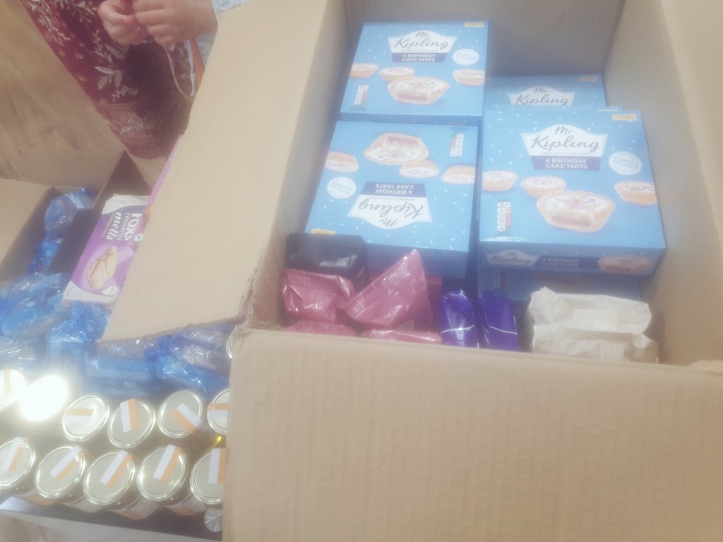 We had a special young girl join us today. On her sixth birthday she decided that everyone who came for the Curry Kitchen will receive additional items to go with their warm meal.
Such a beautiful example of giving back. Truly appreciated by all those present. 😊