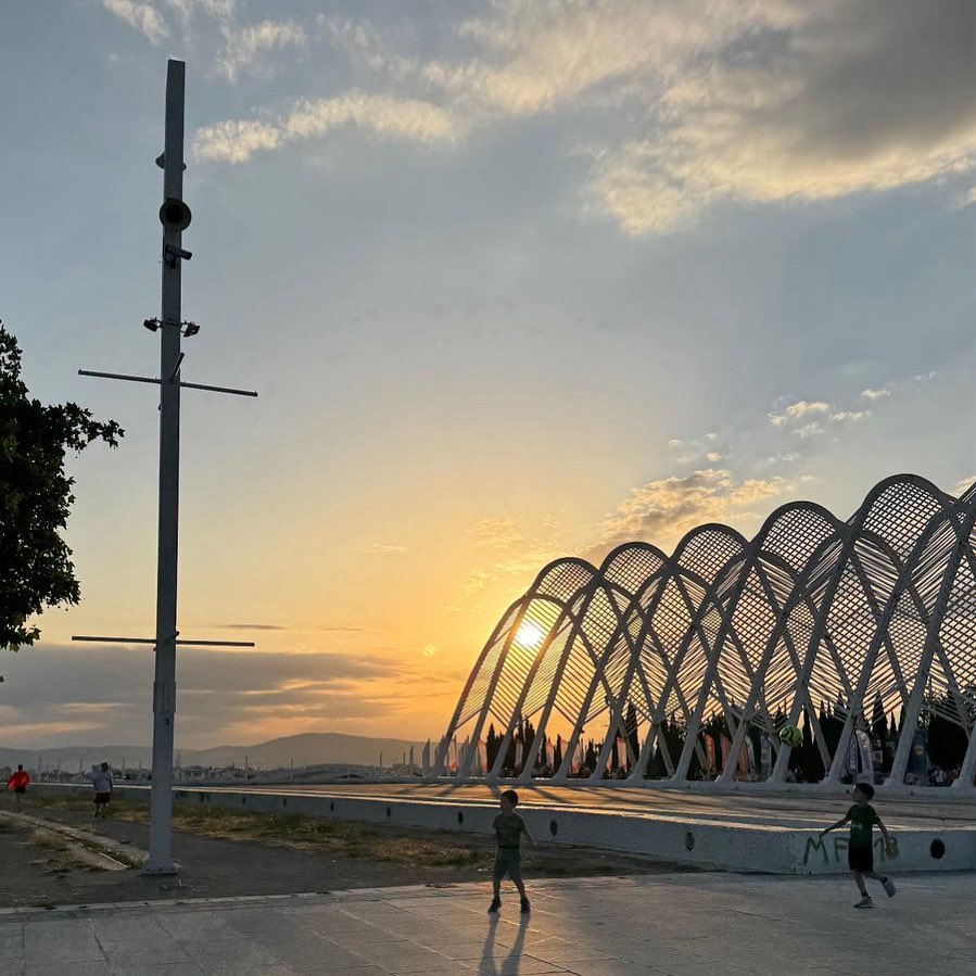 “Έχεις τα πινέλα, έχεις τα χρώματα, ζωγράφισε τον παράδεισο και μπες μέσα”.
Ν.Καζαντζάκης Η ονομαζόμενη «Στοά της Αγοράς» είναι ενα από τα πιο όμορφα αρχιτεκτονικά στοιχεία του ΟΑΚΑ. The so-called «Arcade Market» is one of the most beautiful architectural elements of the Stadium