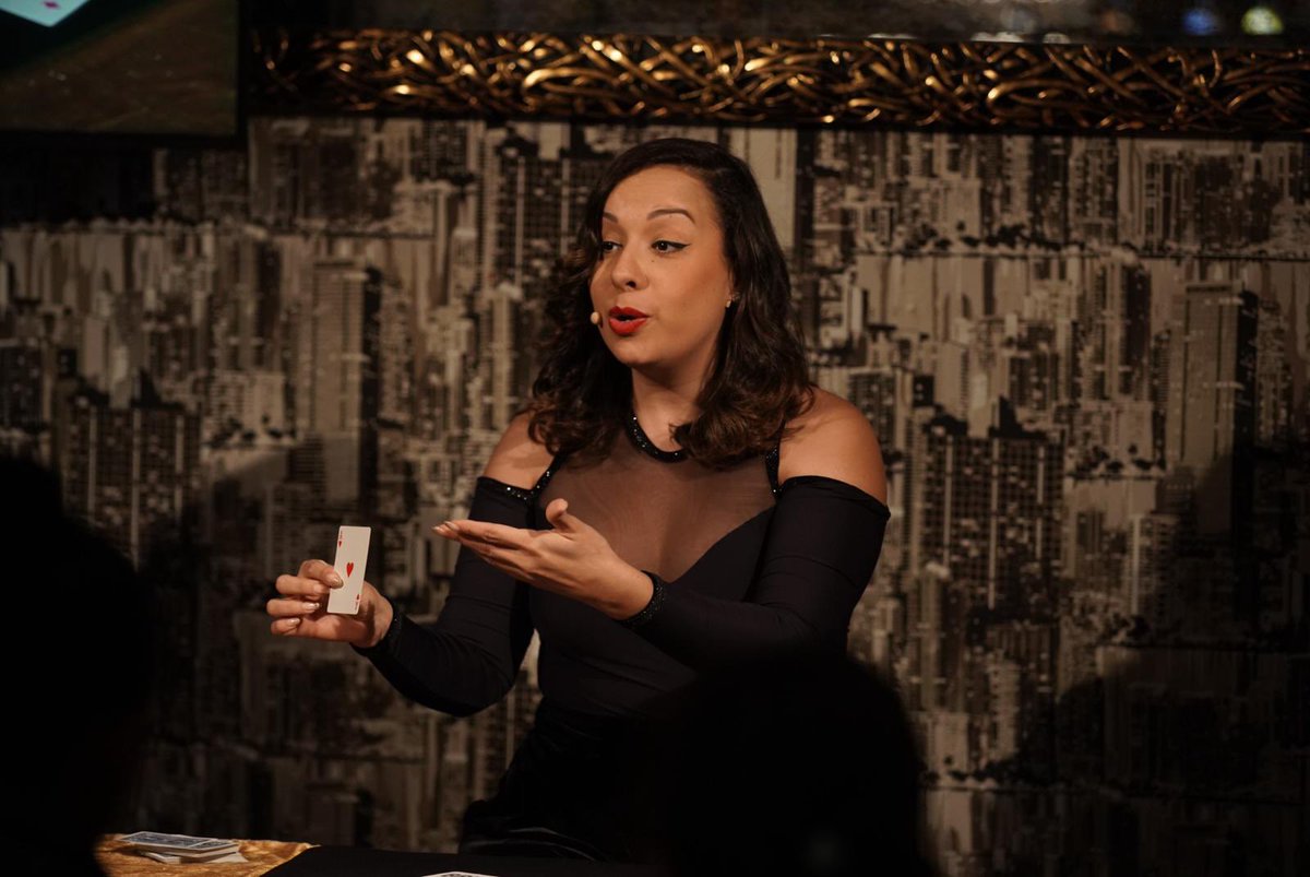 Dania Diazek ahozabal utzi du bat baino gehiago gaur eskeini duen magia saioarekin 🪄🃏

#Poltsiko