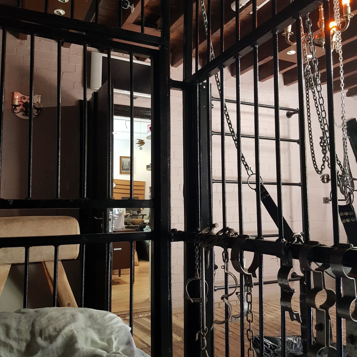CoachHouseDun's tweet photo. coach house  email address is   chdlincs@gmail.com
#rent #dungeon #kink #bondage https://t.co/49AAP2V9rE