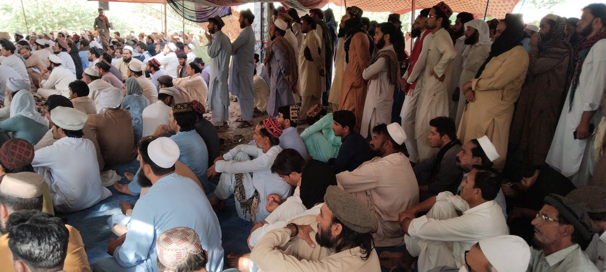ShamsDwar's tweet photo. اج پانچواں روز ہے کے شمالی وزیرستان میرعلی میں پچھلے پانچ دنوں سے چار نابالغ بچوں کی لاشیں روڈ پر رکھی ہے اور حکومت سے مطالبہ کرتے ہیں کے ہمیں مزید معاف کریں ہمارے بچوں کو نہ مارو ہمارے بے گناہ لوگوں کو ڈرون سے ماٹر سے مزید شہید نہ کریں ۔
لیکن حکومت مطالبات ماننے کو تیار نہیں ہیں https://t.co/0Pr8AUMZSN