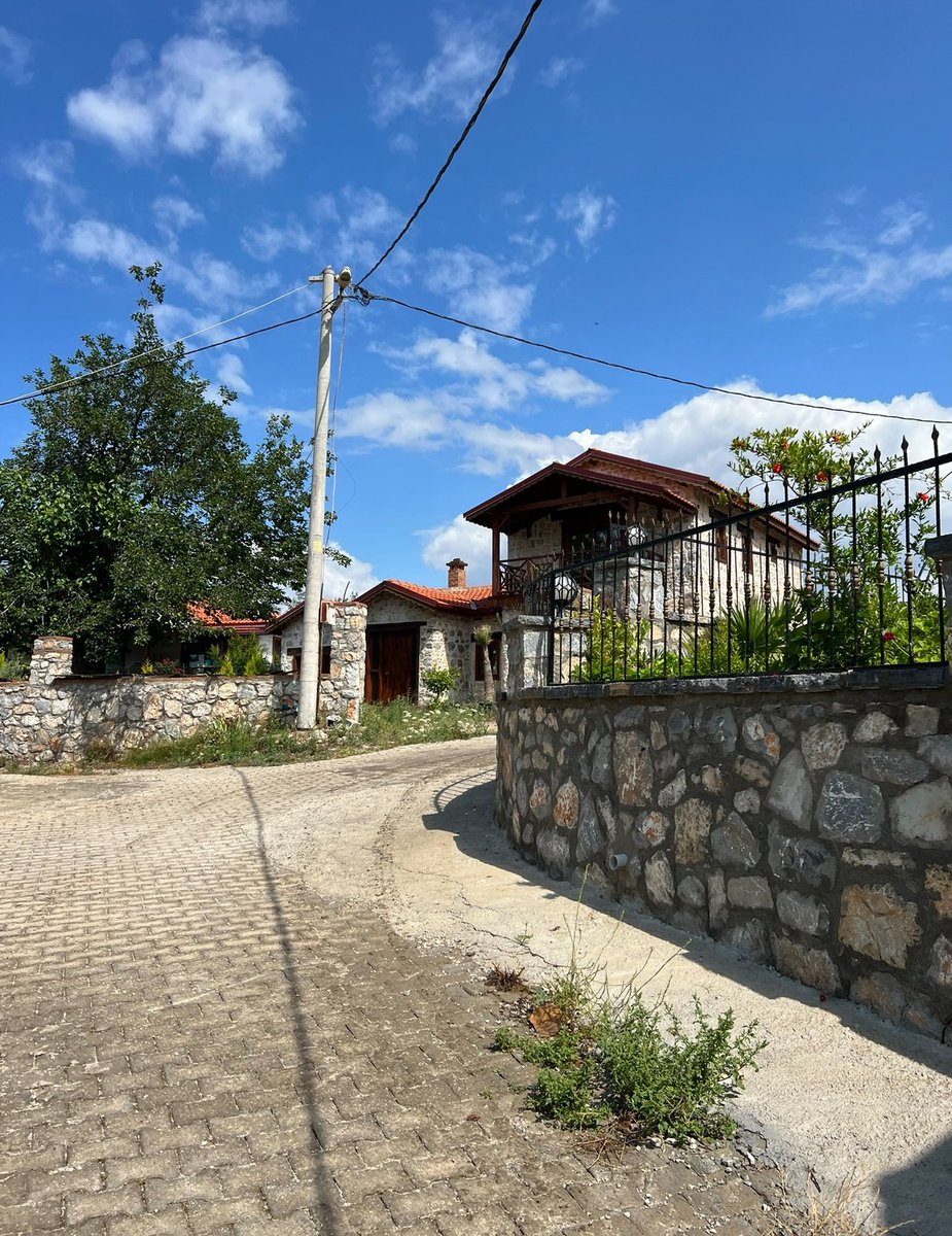 akselmelkonyan's tweet photo. ❇️Arkadaşlar MUĞLA MİLAS  ile ciddi getiri sağlayacak şahane bir yer olan 3 lokasyonu sizlerle tekrardan paylaşıyorum.

Bu bölgeleri tekrardan vurgulamak istedim.

⭕️Milas İlçesinin Örene giden istikamette yer alan,ASLANYAKA,ÇAMKÖY VE ULAŞ köyleri.

⭕️Bana sorarsanız halen fiyatları Bodruma yakın olmasına rağmen çok makul.

Ortalama imarsız tarlaların dönümü 1.250-1.500 M TL fiyatından başlıyor.Köy merkezine uzak yerlere doğru 8-10 dönüm yerler var ama benim tercihim köye yakın 700m2 ile 2 dönüm arası🤝

⭕️Bodrum ve Milas ilçelerinde yaşayan yerli halk,İstanbul ve Ankaralılar son dönemde bu tarafa doğru kaçıyor ve yapılaşma genellikle müstakil villa veya çiftlik tarzı oluyor.

⭕️Su sorunu yok,şehir merkezine çok yakın olmasına rağmen çok huzurlu ve sessiz bir lokasyon,halk doğal yaşamı tercih ediyor ve tarım konusunda bölge şanslı,toprak çok verimli.
Türkiyenin en iyi zeytin ve zeytin yağlarınının olduğu bölgelerden biri.

⭕️Bölgeye 20Km uzaklıkta hepimizin bildiği Akbelen ormanları mevcut ve bir maden çalışması var ama bu dediğim bölgelere etkisi yok daha çok örene doğru olan 3-4 köyü görsel olarak etkiliyor.

⭕️Konum olarak alternatifi olmayan bir bölge.

🟣Bodrum 57 Km.

🟣Bodrum Milas Havaalanı  24 Km.

🟣Milas 10 Km.

🟣Ören sahili 35 Km.

🟣Milas Devlet Hastanesi  16 Km.

🟣Özel İzan Hastanesi 11 Km.

🟣Marmaris 110 Km.

🟣Muğla 68 Km.

🟣Çevresindeki antik kentleri saymayacacağım çünkü her yerden tarih fışkırıyor.

‼️Ben yaklaşık 1,5 sene önce 2 dönüm yeri buradan 65.000 TL’ye aldım,şu an 1.5 M TL verseler yerimi satmam çünkü bu kadar organik bir hayatın olduğu,şehre yakın ama bir o kadar sessiz ve kaliteli bir yerleşim yerini bir daha bulacağımı zannetmiyorum.

⭕️Bütçesi olanlar için bence alternatifsiz bir bölge.

📸Aşağıya çektiğim fotoğrafları ekliyorum.

❇️Umarım bir faydası olur bu paylaşımın.
