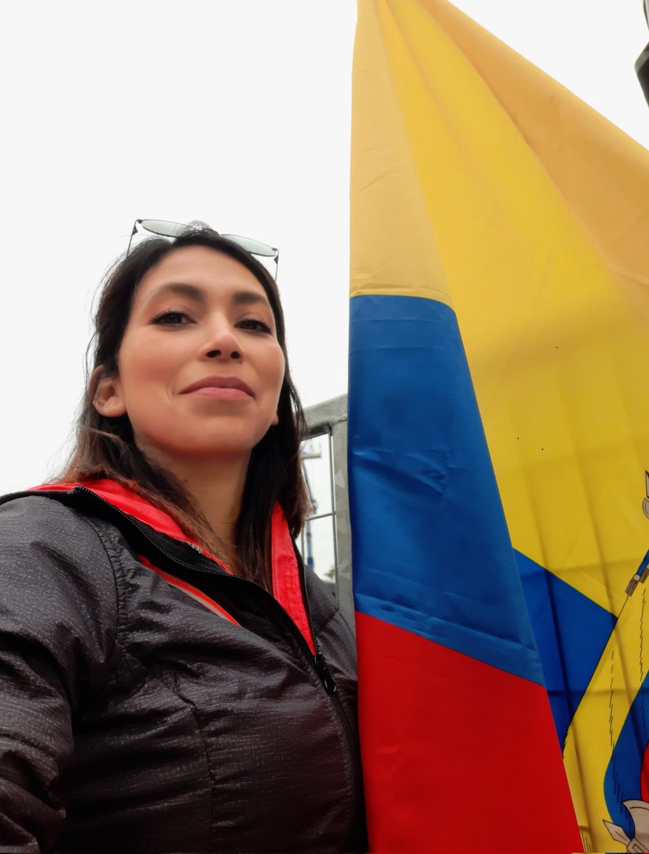 Hoy celebro un año más de vida, coronada por el amor incondicional de los míos. Desde una tierra 🌍que me recibió con los brazos abiertos, sueño con regresar algún día a mi querido Ecuador. 
Mientras tanto, firme en la lucha con esperanza, llevando siempre a mi patria en el ❤️🇪🇨.