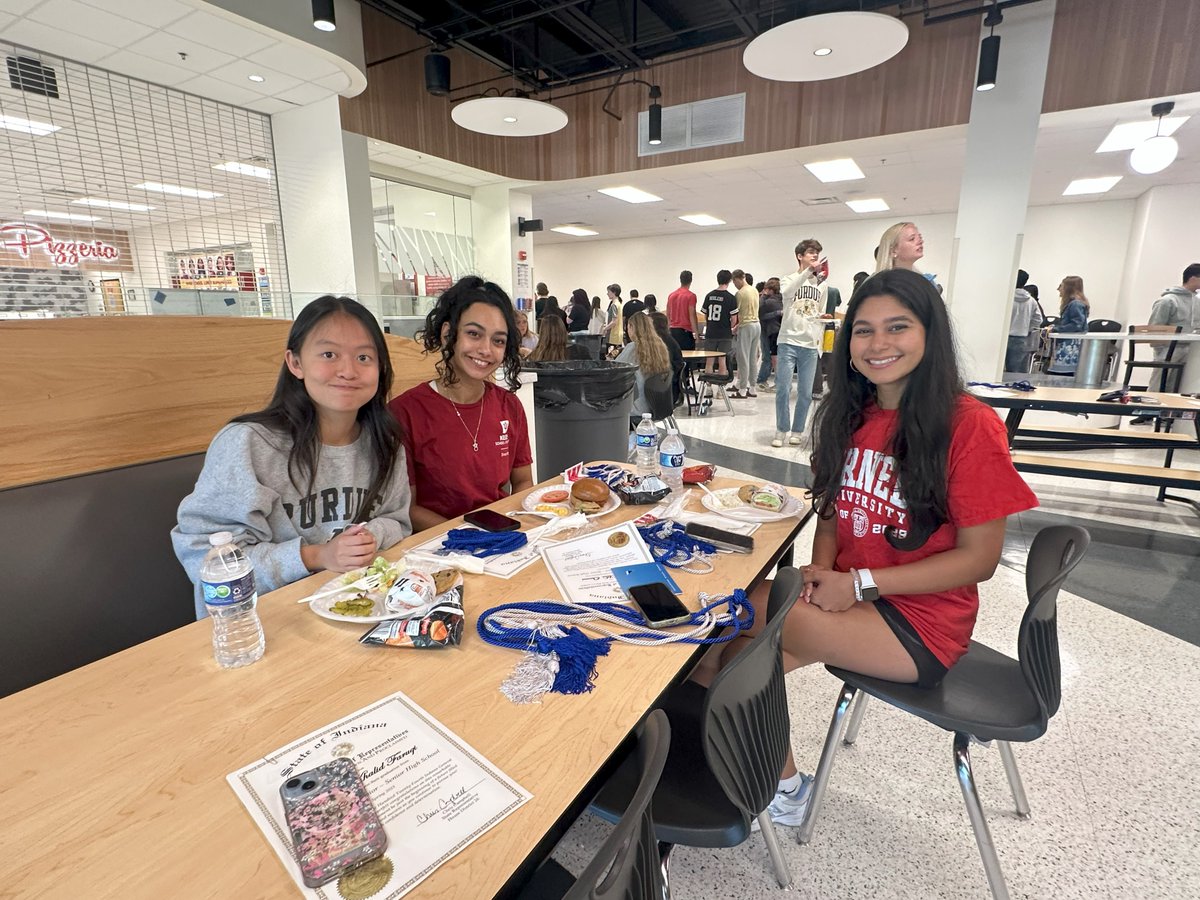 After rehearsing for commencement and the class photo, our seniors and staff sat down together for lunch – and one final chance to hang out before the big moment tonight! #RDP 🧵