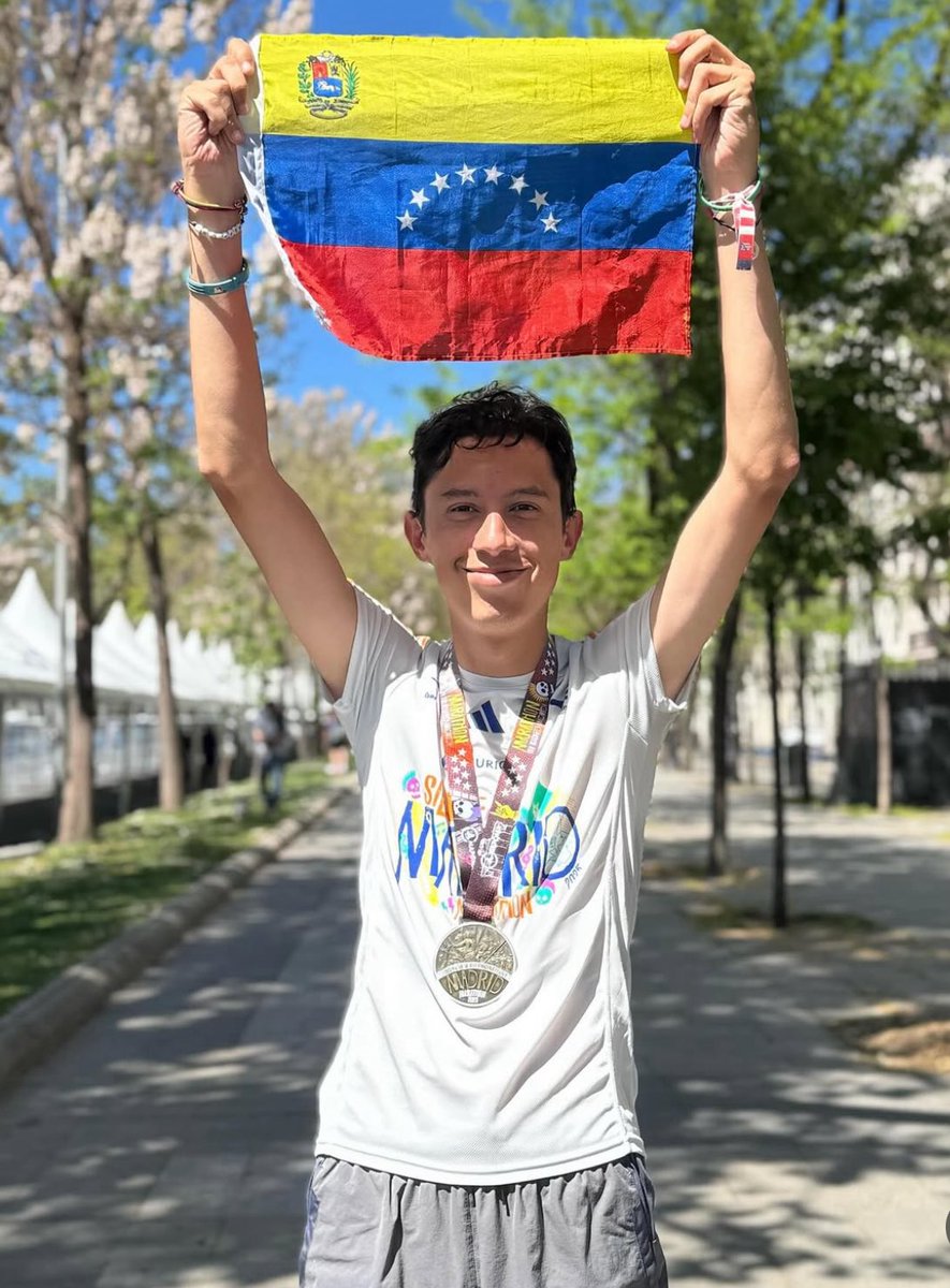 misle's tweet photo. Carlos es un talentosisimo comunicador, maratonista, fanático de los Tiburones de la Guaira y del Atlético Madrid, pero además de eso, es incondicional, noble y generoso. Es mi amigo y no merece estar viviendo todo esto. https://t.co/HiEULlMhEE