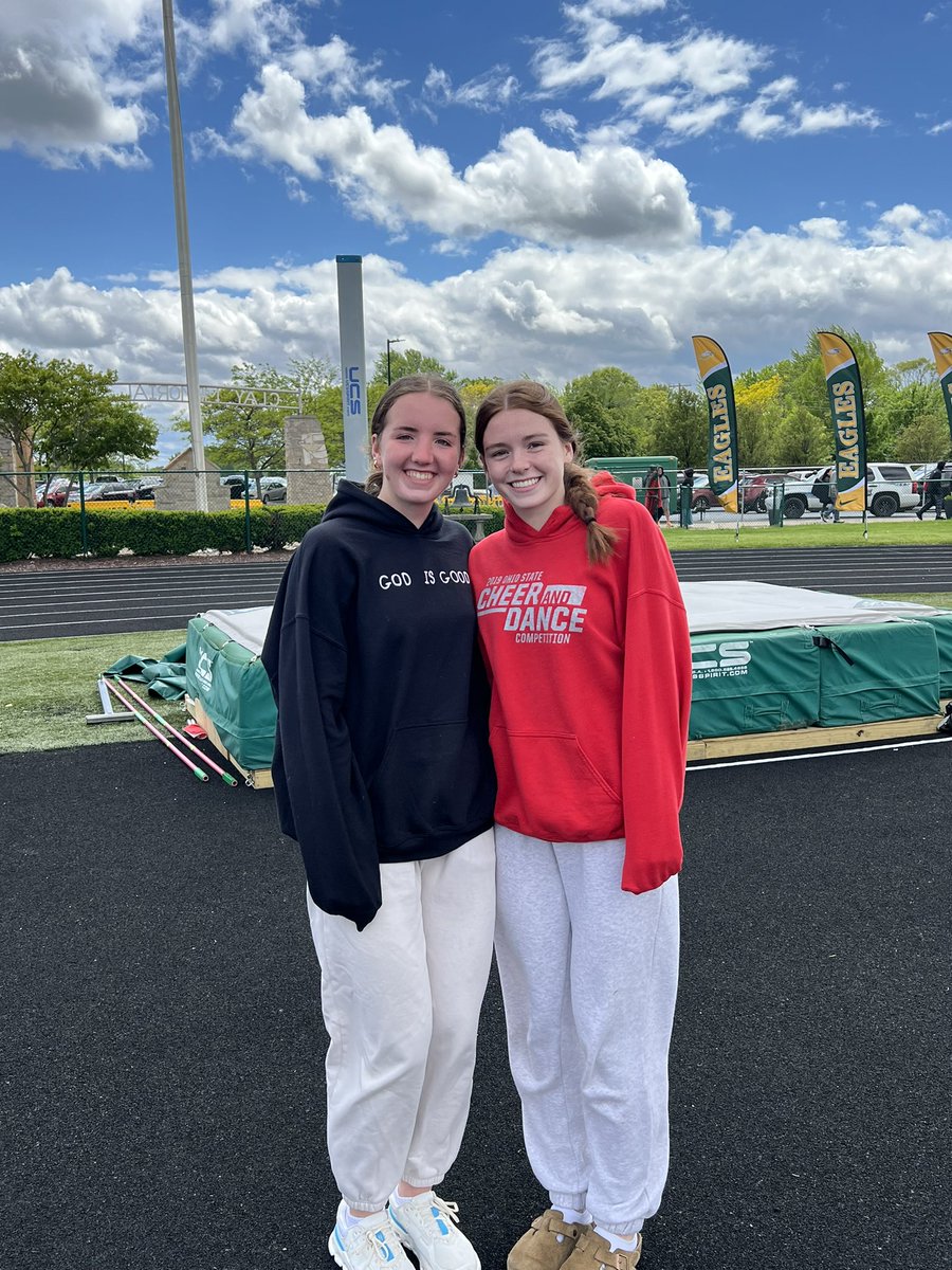 🚨 🚨 🚨 🚨 
Mallory Pike is a District Champ!! 
Mallory clears 5’3” to take 🥇 and punch her ticket to Regionals!
Congrats, Mal!