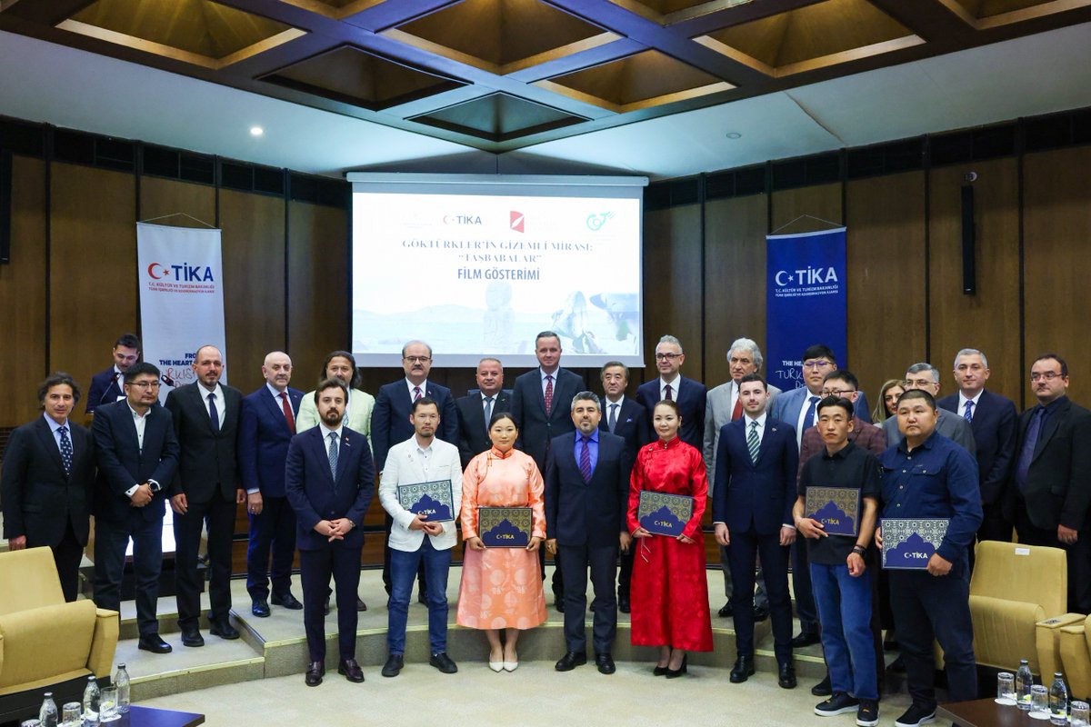 SerdarCam_tr's tweet photo. TİKA Başkanlığının desteği, Moğolistan Kültürel Miras Merkezi ve İzmir Katip Çelebi Üniversitesi (İKÇÜ) iş birliğinde Türk ve Moğol uzmanlar tarafından yürütülen proje çerçevesinde, yapıldıkları dönemdeki göçebelerin dini, kültürel ve sanatsal yaşantısını ve inançlarını anlamamıza yardımcı olan ve büyük kısmı Göktürk dönemine ait olan insan figürlü taşların (taşbabalar) restorasyon sürecini anlatan “Göktürkler’in Gizemli Mirası: Taşbabalar” adlı belgesel filminin TİKA Başkanımız Sn. @SerkanKayalar_’ın ev sahipliğindeki ilk gösterimine, Moğolistan’ın Ankara Büyükelçisi Sn. Gombosuren Munkhbayar, İKÇU Rektör Yardımcımız Sn. Prof. Dr. Yasin Bulduklu (@ybulduklu), MHP Genel Başkan Başdanışmanı Sn. Ruhi Ersoy (@ersoyruhi), önceki Ulanbator Büyükelçimiz, Dışişleri Bakanlığı Çevre ve Sınıraşan Sular Genel Müdürü Sn. Zafer Ateş (@ZaferAtes1975) ile katıldık. 

Bu vesileyle TİKA Başkanımız @SerkanKayalar_’ı, Sn. Rektörümüz Prof. Dr. Saffet Köse (@saffetkose) nezdinde İzmir Katip Çelebi Üniversitesini, Moğolistan Kültürel Miras Merkezi’ni ve İKÇU Sosyal ve Beşeri Bilimler Fakültesi Dekanı ve aynı zamanda Proje Sorumlusu Sn. Prof. Dr. Şaban Doğan (@sbndogan) hoca ile sahadaki özverili ve titiz çalışmalarıyla zengin kültürel tarihimize ışık tutan bu kıymetli eserleri tekrar insanlık mirasına kazandıran çalışma ekibini tebrik ederiz.