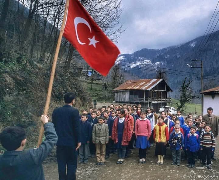 Evde temeli atılmış bir karakterin üzerine eğitim inşa etmek, sağlam bir zemin üzerine bina kurmak gibidir. Ne fırtına sarsar, ne de zaman yıpratır.