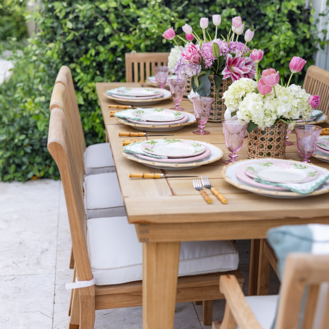 Frontgate's tweet image. How does @palmbeachlately do summer? In shades of fuchsia and cream. 💐 We’re obsessed with her easy, monochromatic tablescape for a lunch on the veranda.
.
.
. 
#diningstyle #frontgate #outdoorliving #backyardinspo #patiofurniture #outdoorfurniture #homeinspo