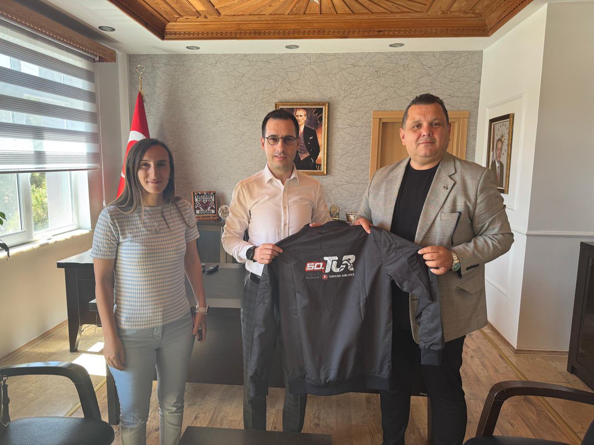 İlker Cömert (@llkercomert) on Twitter photo Ula <a href="/TC_Ulakaymakam/">Ula Kaymakamlığı</a> Kaymakamımız Mehmet Rıdvan Doğan’ı Ula Gençlik ve Spor İlçe Müdürümüz Yağmur Küçük ile ziyaret edip, <a href="/tourofturkiye/">Tour of Türkiye</a> kapsamında ki destekleri nedeni ile teşekkür ettim. misafirperverliği nedeni ile Sayın Kaymakamımıza şükranlarımı sunuyorum.<a href="/trbisikletfed/">Türkiye Bisiklet Federasyonu</a> Ula <a href="/TC_Ulakaymakam/">Ula Kaymakamlığı</a> Kaymakamımız Mehmet Rıdvan Doğan’ı Ula Gençlik ve Spor İlçe Müdürümüz Yağmur Küçük ile ziyaret edip, <a href="/tourofturkiye/">Tour of Türkiye</a> kapsamında ki destekleri nedeni ile teşekkür ettim. misafirperverliği nedeni ile Sayın Kaymakamımıza şükranlarımı sunuyorum.<a href="/trbisikletfed/">Türkiye Bisiklet Federasyonu</a>