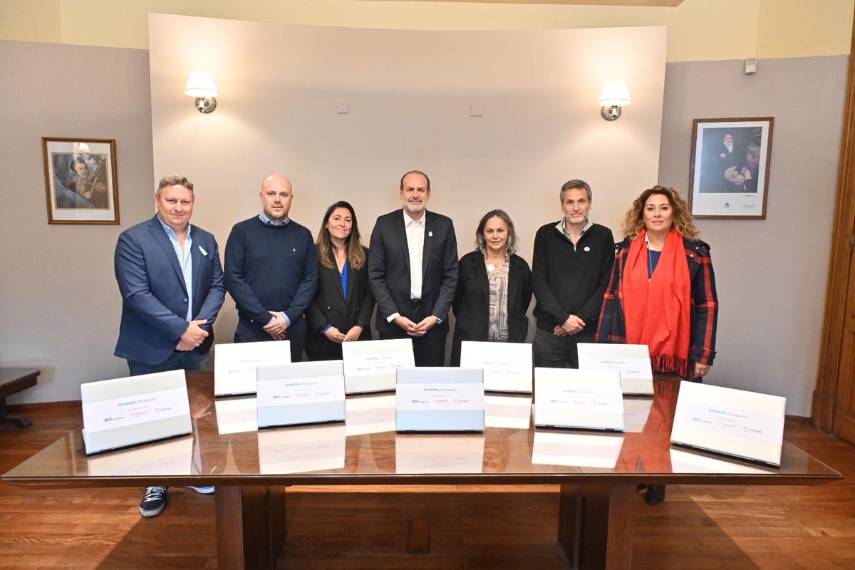 Una nueva muestra de solidaridad que nos impulsa a seguir con más fuerza.

La Fundación Siemens, con el apoyo de AES Argentina, Andreani, Fundación TGS y Fundación Equidad, realizó una donación de 253 computadoras notebooks, mobiliario escolar y de oficina destinados a escuelas