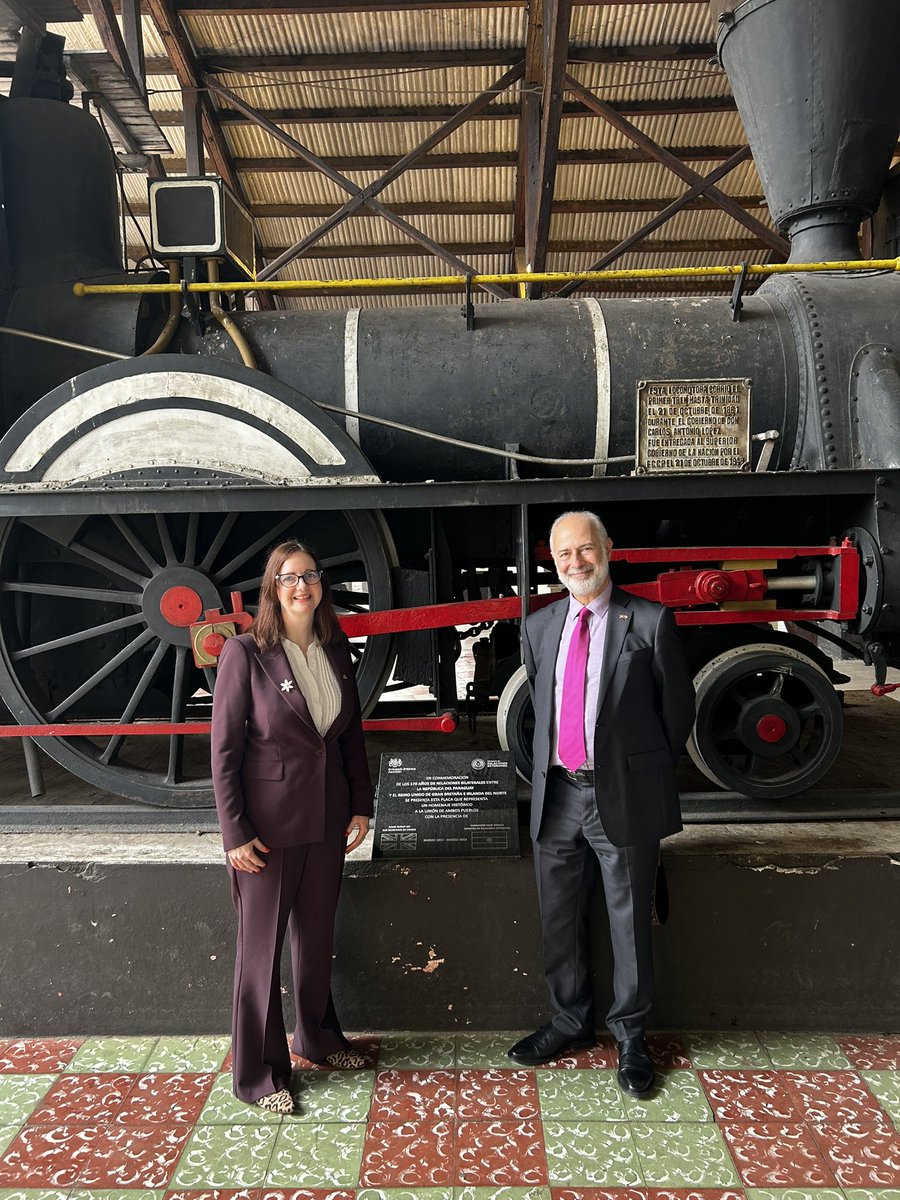 Danielle Dunne (@danielledunneuk) on Twitter photo 🚂 En 1861, ingenieros británicos colaboraron en la construcción del primer sistema ferroviario en 🇵🇾
Hoy, la historia se encuentra con la oportunidad.
<a href="/FabianLeedsNE/">Fabian Hamilton MP</a> visitó <a href="/ferrocarrilespy/">FEPASA</a> , un símbolo de la sólida conexión entre nuestras naciones.
<a href="/biztradegovuk/">Department for Business and Trade</a> 🚂 En 1861, ingenieros británicos colaboraron en la construcción del primer sistema ferroviario en 🇵🇾
Hoy, la historia se encuentra con la oportunidad.
<a href="/FabianLeedsNE/">Fabian Hamilton MP</a> visitó <a href="/ferrocarrilespy/">FEPASA</a> , un símbolo de la sólida conexión entre nuestras naciones.
<a href="/biztradegovuk/">Department for Business and Trade</a>