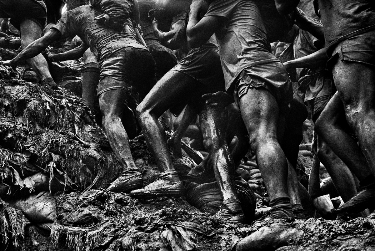 adityab's tweet photo. Some of my favourite photos by Sebastião Salgado were those of gold miners, who look like they're shaped out of the same ground they're working under. RIP. https://t.co/PQjc1f5Fkz