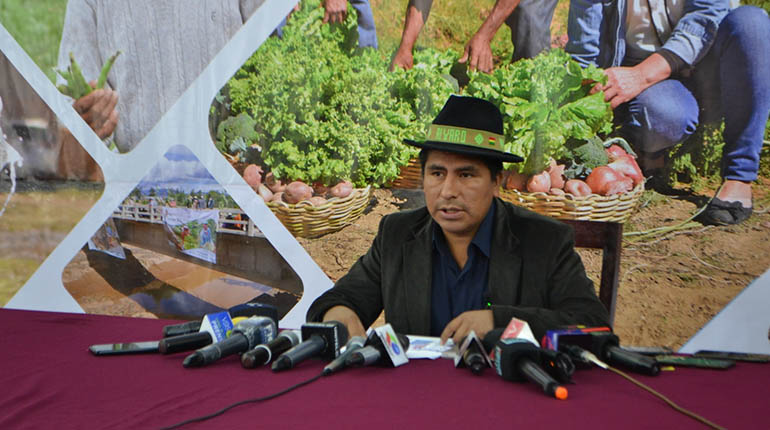 #Nacional I El viceministro de Desarrollo Agropecuario, Álvaro Mollinedo, cuestionó la "dejadez" de las alcaldías en los controles de la lucha contra el agio y especulación; asimismo, lamentó que esta situación en el mercado interno se haya politizado.