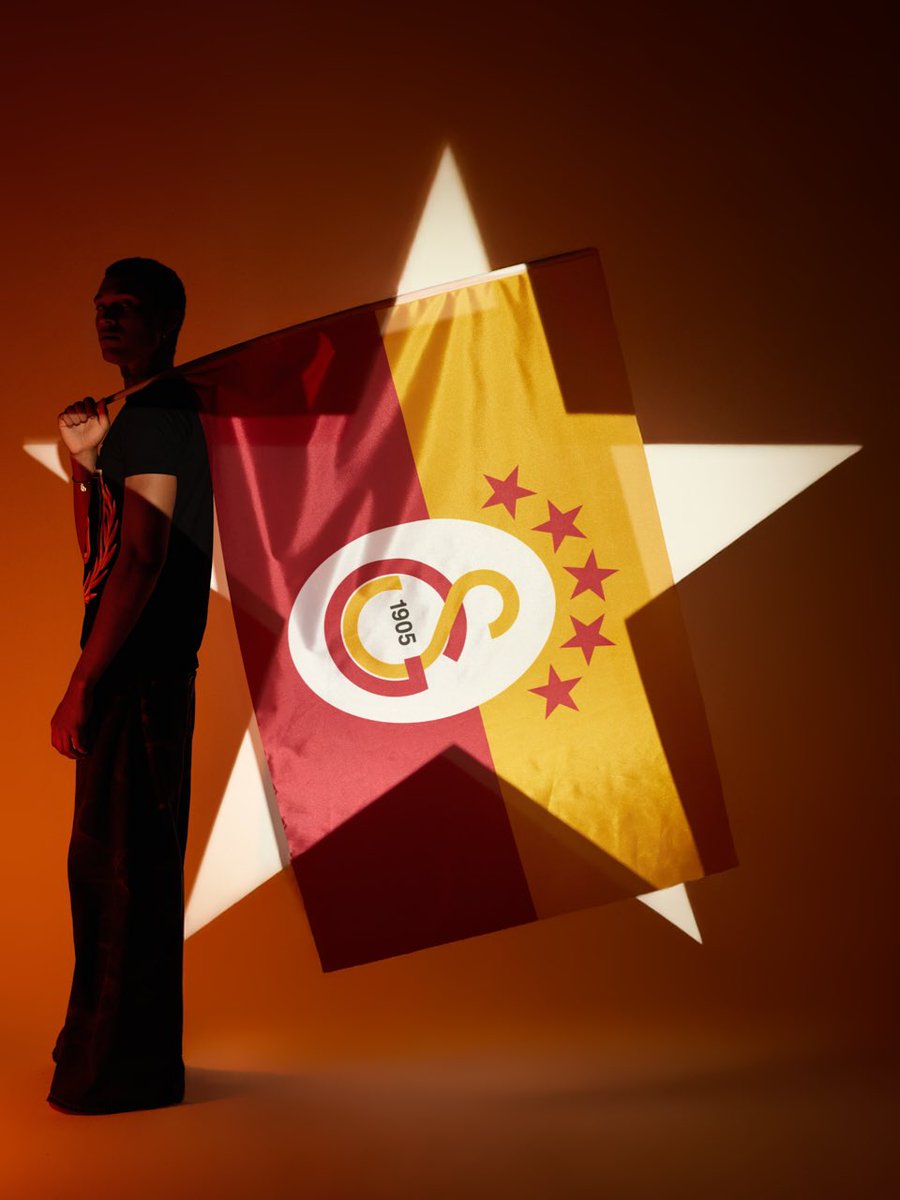 GSStore's tweet image. Şampiyon takımın şampiyon taraftarları burada mı? 🧐 25&apos; Şampiyonluk Koleksiyonu tüm GSStore’larda taraftarlarını bekliyor. 🙌 

📲 bit.ly/25ŞAMPİYONLUKK…

#BirHayatTarzıGalatasaray 
#5YILDIZLIŞAMPİYON #MAYISLARBİZİMDİR