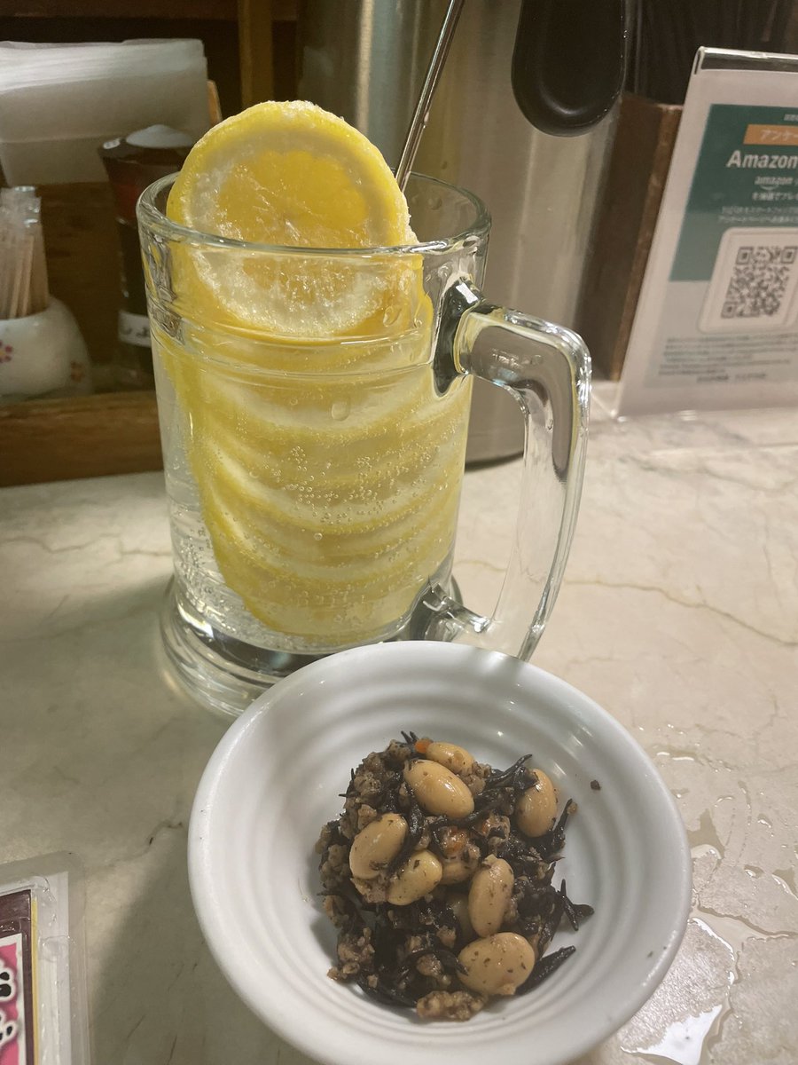 東京駅の八重地下。
おらが蕎麦にて。
キンキンレモンサワー🍋
でた、お代わり前提メニュー（笑）
レモン凍ってたから、溶けるまで呑むしかないっしょ！
ちょい呑みのつもりがサクッと3杯😂
お蕎麦美味しかった〜✨