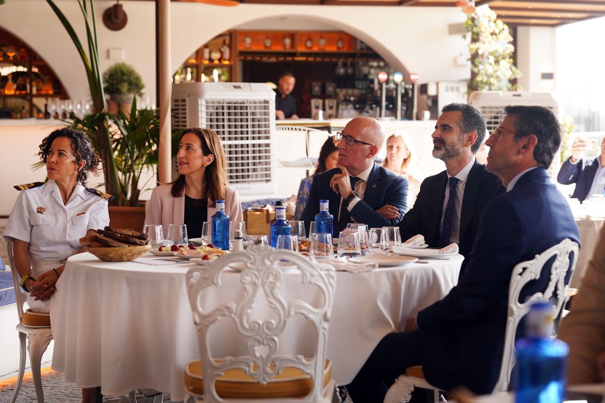 ClusterMMA's tweet photo. 🌊 Andalucía tiene un futuro azul y sostenible.
La I Estrategia Andaluza de Economía Azul es nuestra hoja de ruta: ambiciosa, participada y real.

Así lo ha defendido el consejero @RamonFPM  en los #DesayunosAzules del @ClusterMMA 💙

#EconomíaAzul #Andalucia #Andaluiaazul #Cmma https://t.co/9OqhQQlHtS