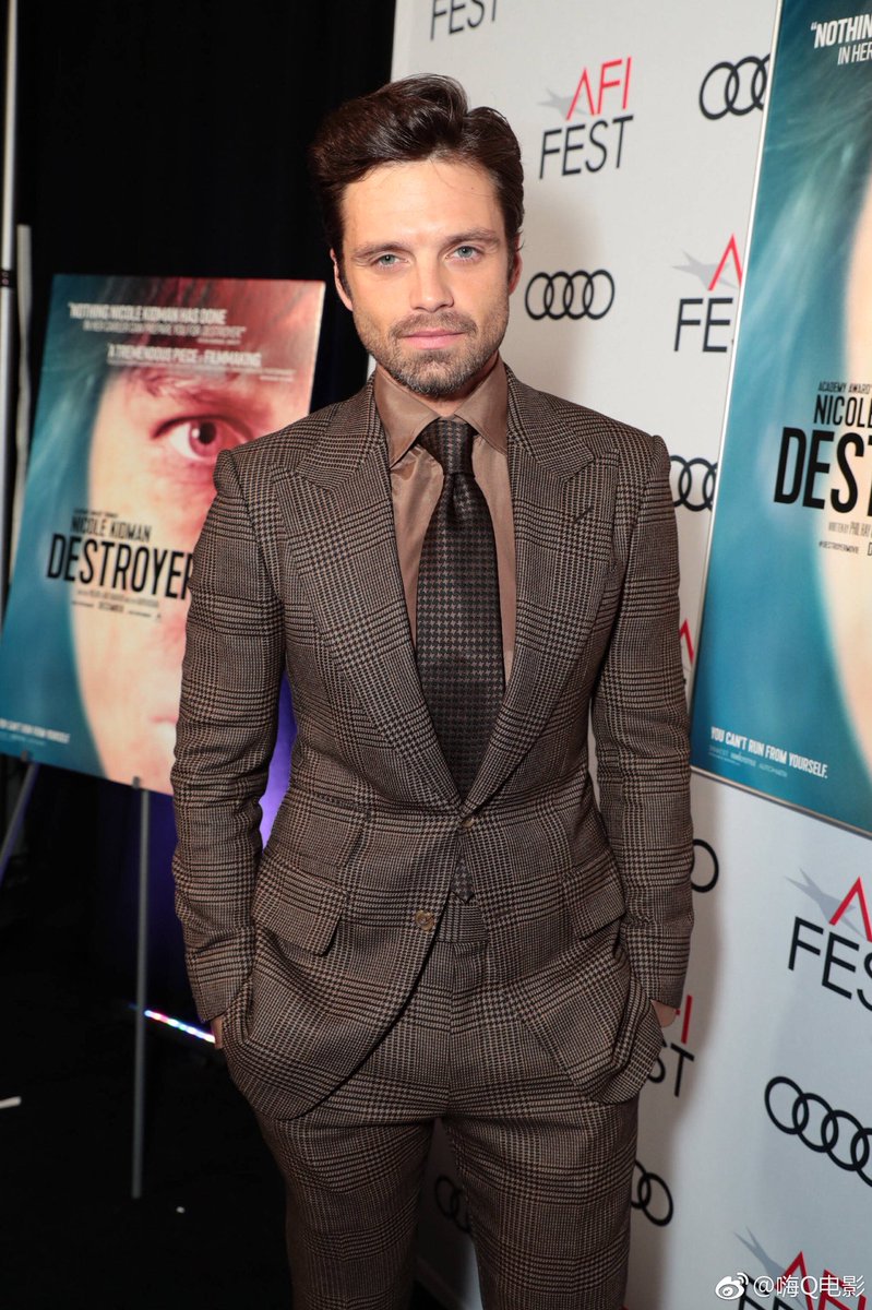 hourlyseb's tweet image. Thinking about Sebastian's 28-inch waist🤭